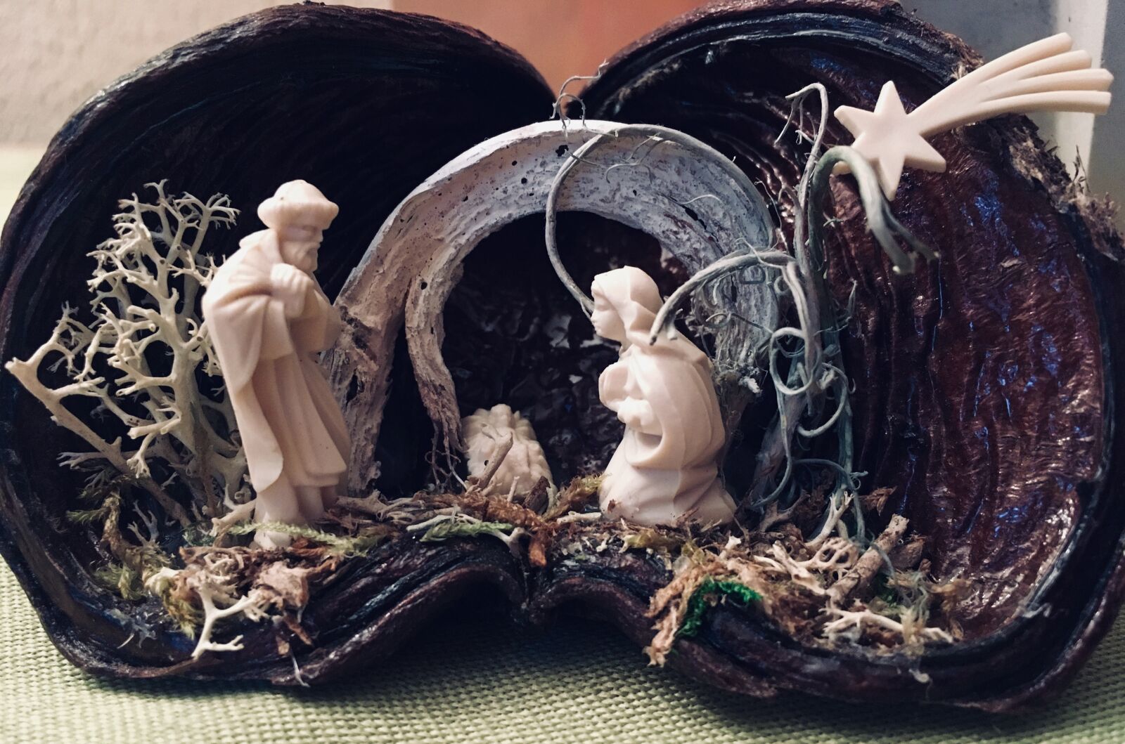 iPhone SE back camera 4.15mm f/2.2 sample photo. Christmas crib figures, arts photography