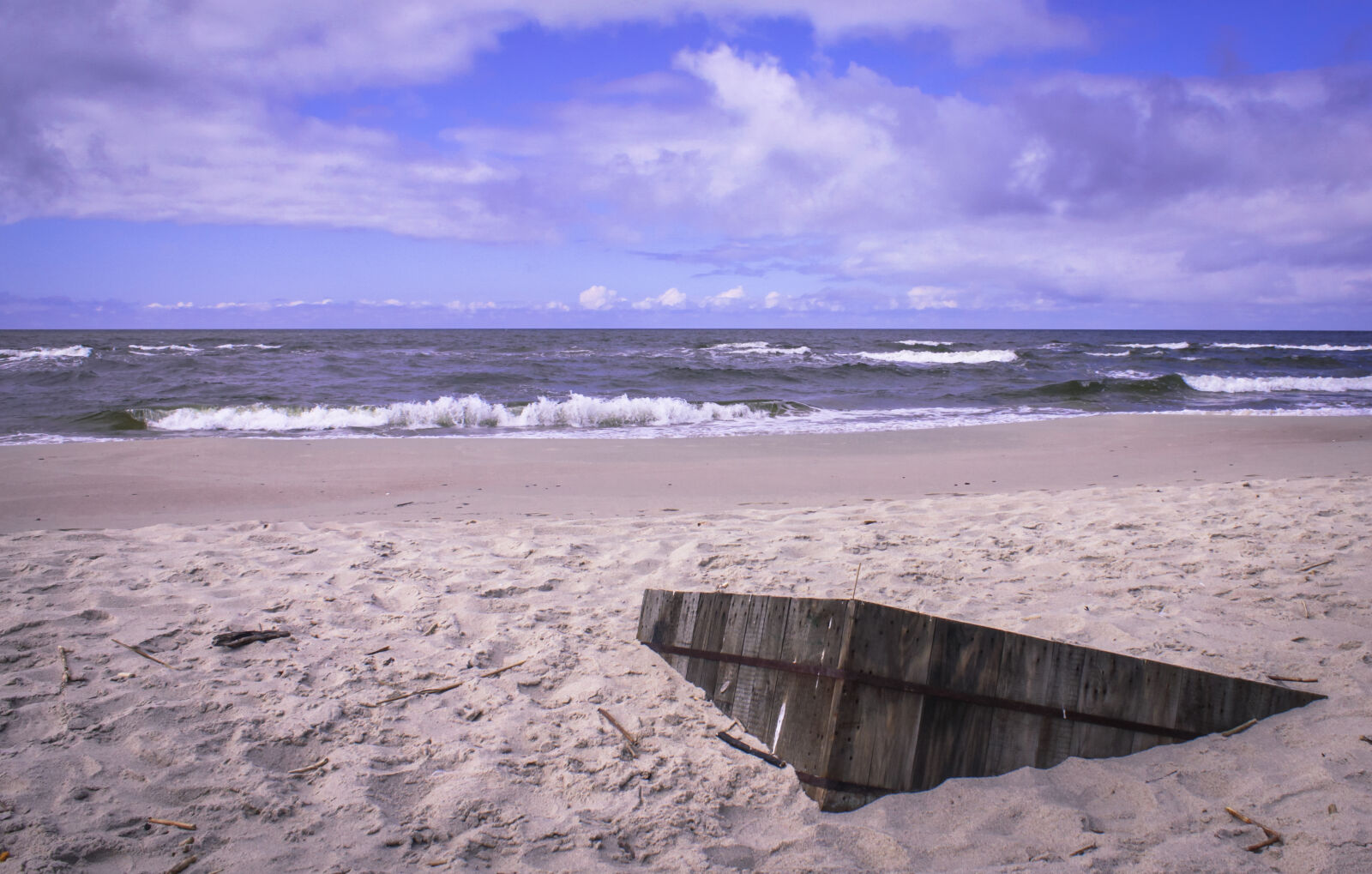Canon EOS 500D (EOS Rebel T1i / EOS Kiss X3) sample photo. Beach, buried, clouds, holidays photography