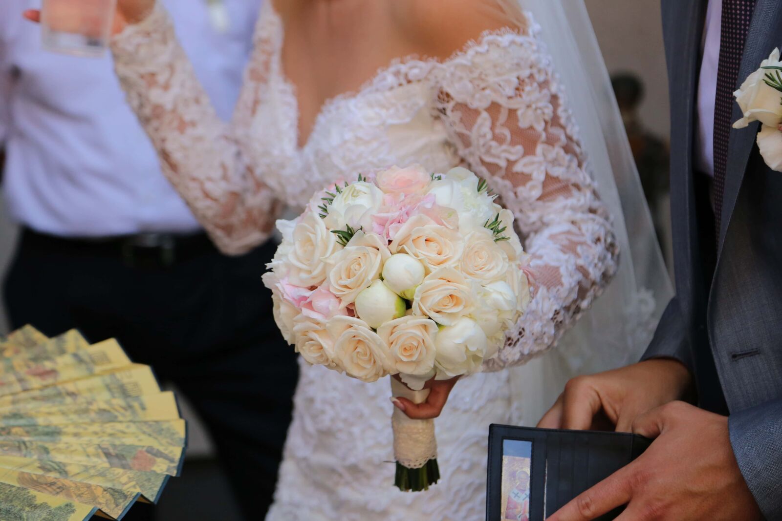 Canon EF 24-105mm F4L IS USM sample photo. Wedding bouquet, bride, wedding photography