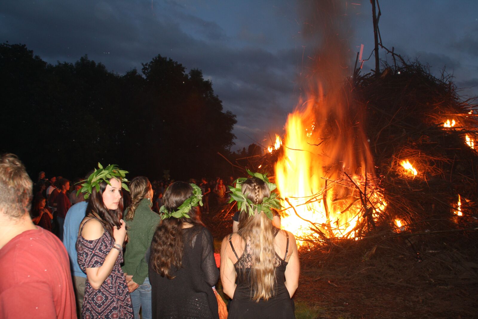 Canon EOS 1000D (EOS Digital Rebel XS / EOS Kiss F) sample photo. Midsummer night bonfire, fire photography