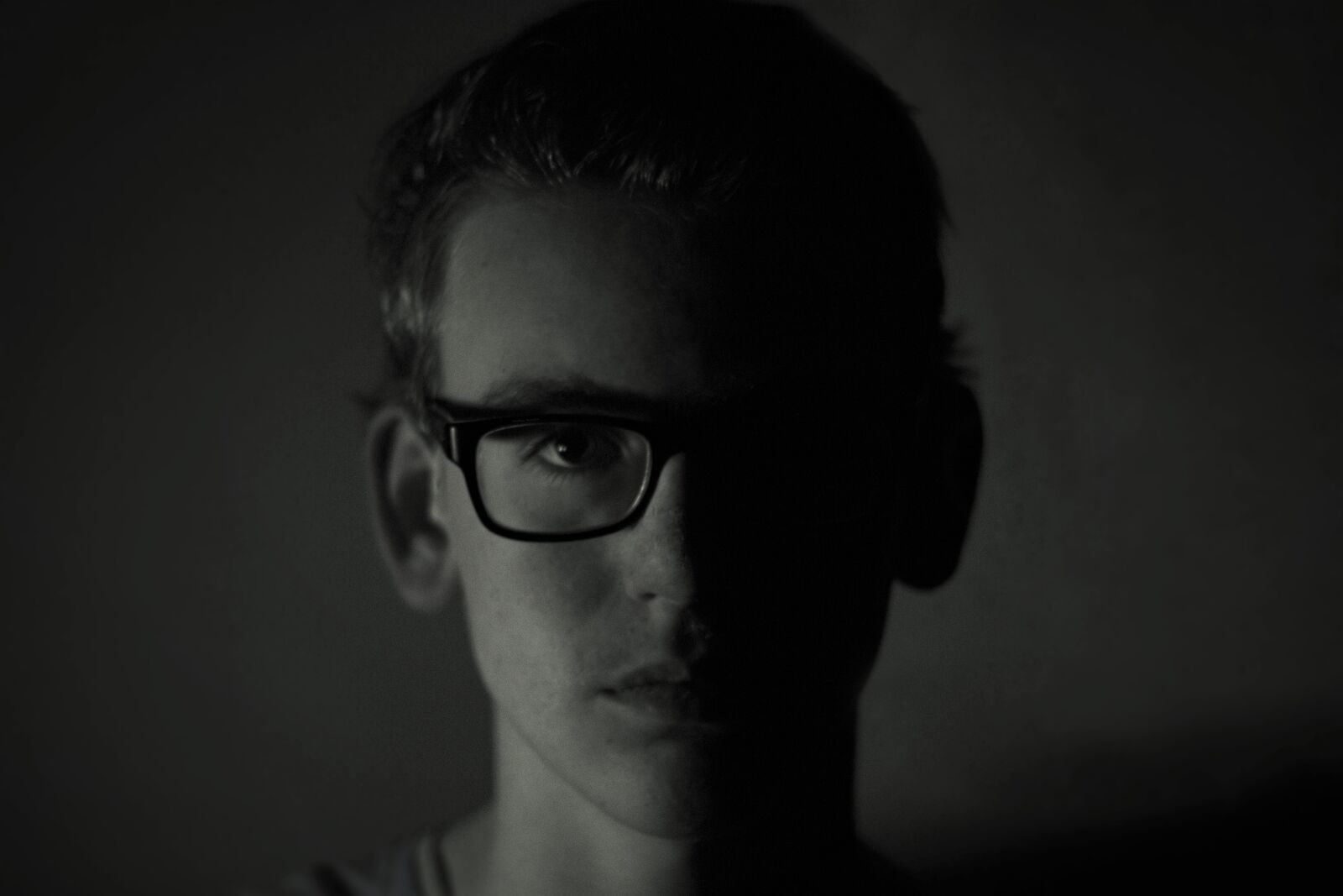 Canon EOS 700D (EOS Rebel T5i / EOS Kiss X7i) + Canon EF 50mm F1.8 II sample photo. Man, seriously, glasses photography