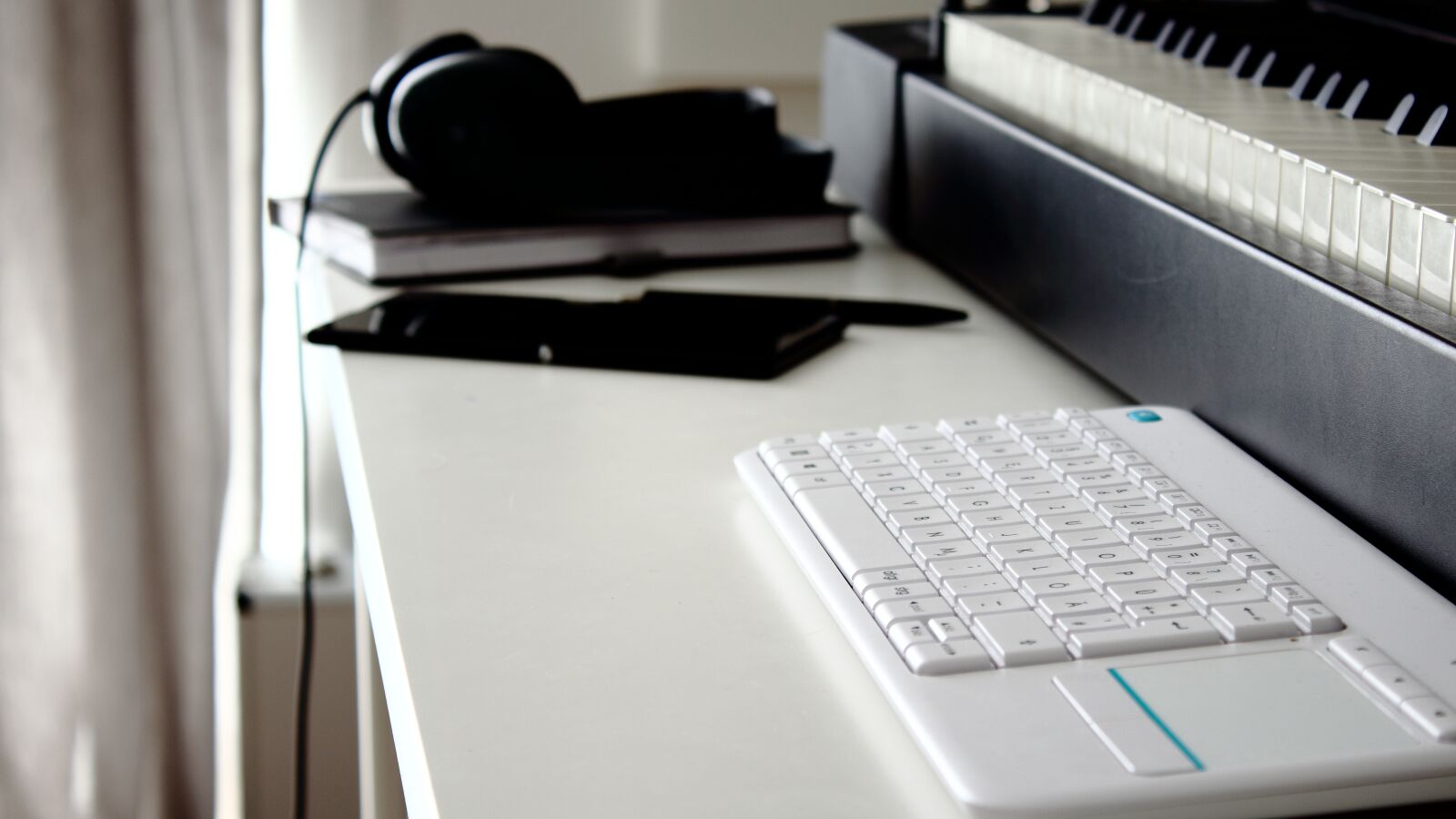 Canon EOS 1300D (EOS Rebel T6 / EOS Kiss X80) sample photo. Workplace, keyboard, desk photography