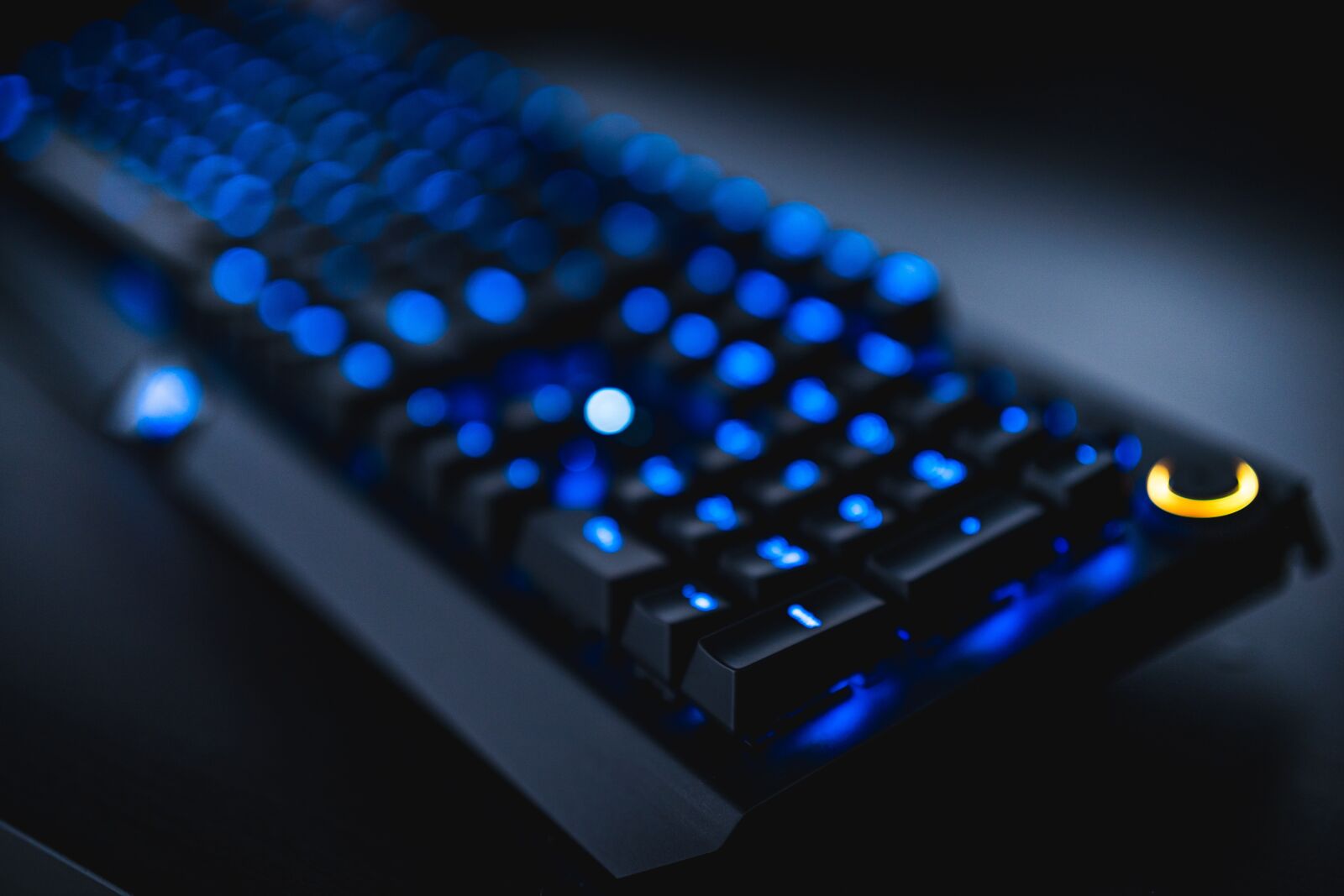 Sony a7 III + Sony Planar T* FE 50mm F1.4 ZA sample photo. Keyboard, technology, office photography