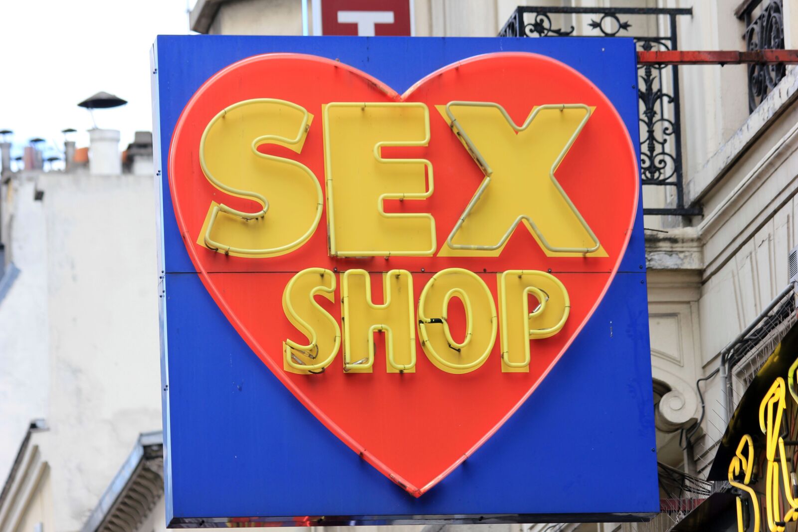 Canon EOS 550D (EOS Rebel T2i / EOS Kiss X4) sample photo. Paris, capital, store photography