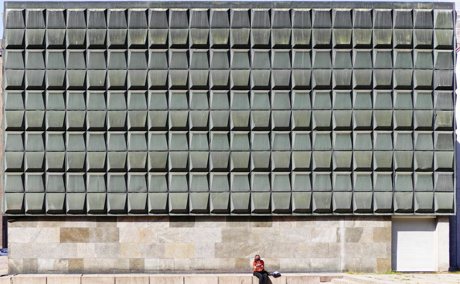 Panasonic Lumix DMC-FZ1000 sample photo. Facade, modern, architecture photography