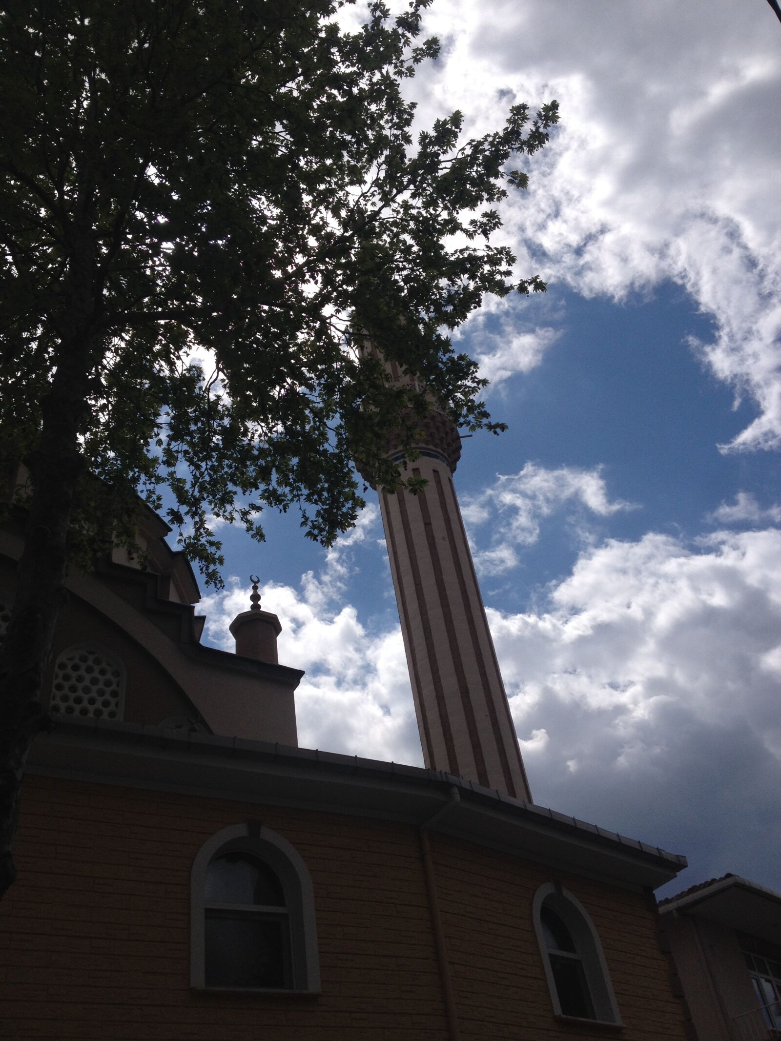 iPhone 4S back camera 4.28mm f/2.4 sample photo. Mosque, cami, cloud photography