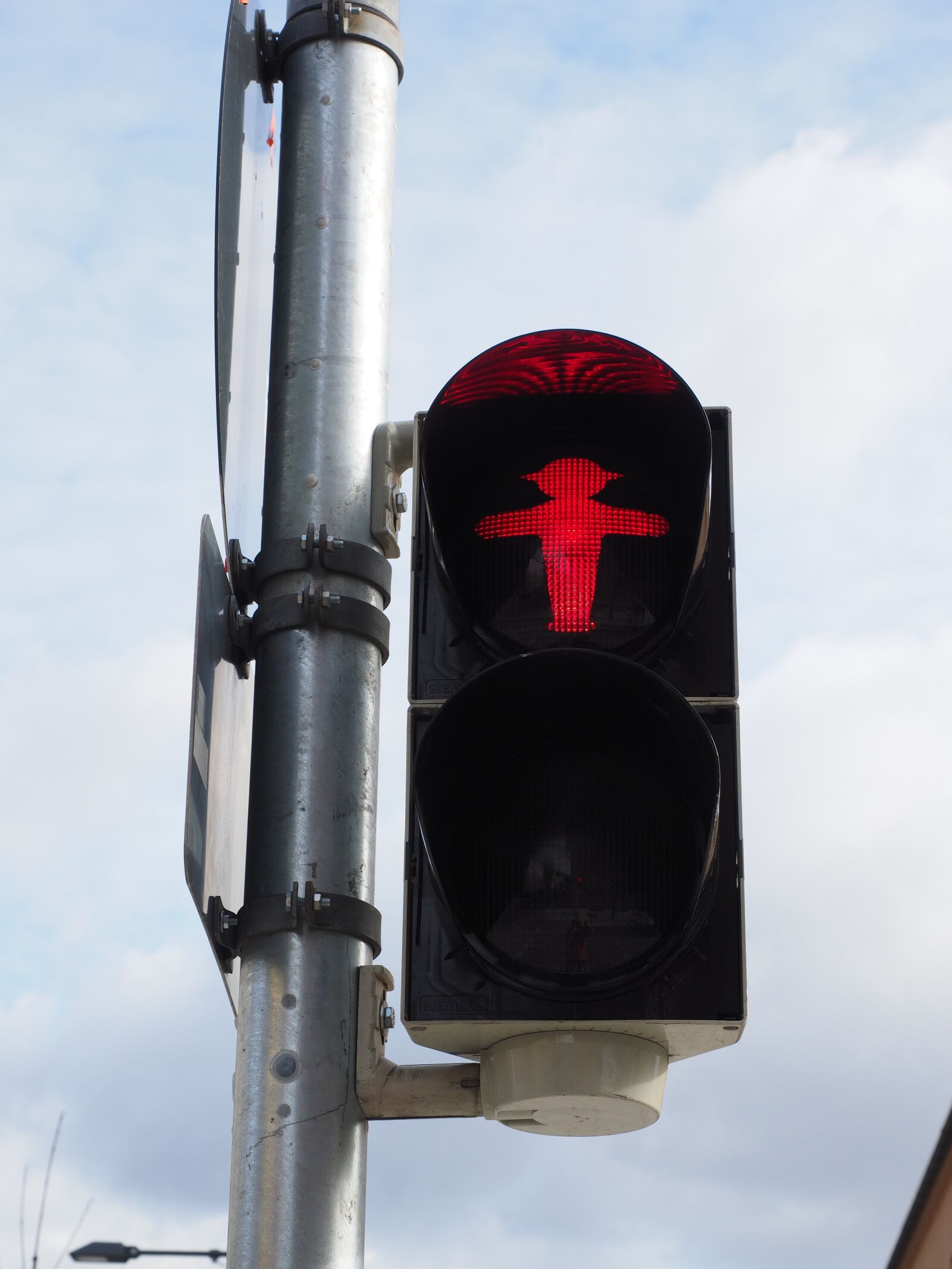 Olympus OM-D E-M1 + Olympus M.Zuiko Digital ED 12-40mm F2.8 Pro sample photo. Traffic lights, footbridge, little photography