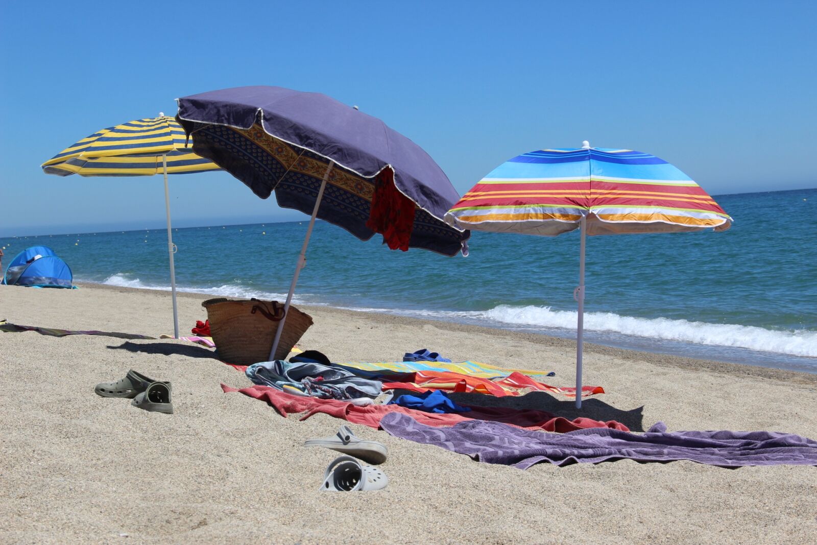 Canon EF-S 18-135mm F3.5-5.6 IS sample photo. Beach, sea, parasol photography