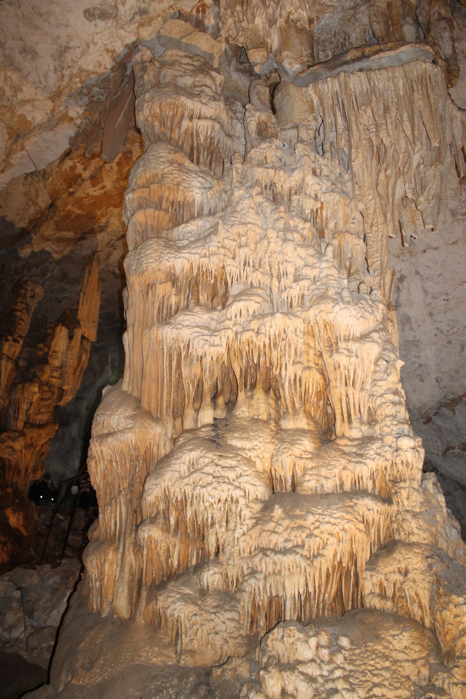 Canon EOS 1100D (EOS Rebel T3 / EOS Kiss X50) sample photo. Caves, bridesmaids, column photography