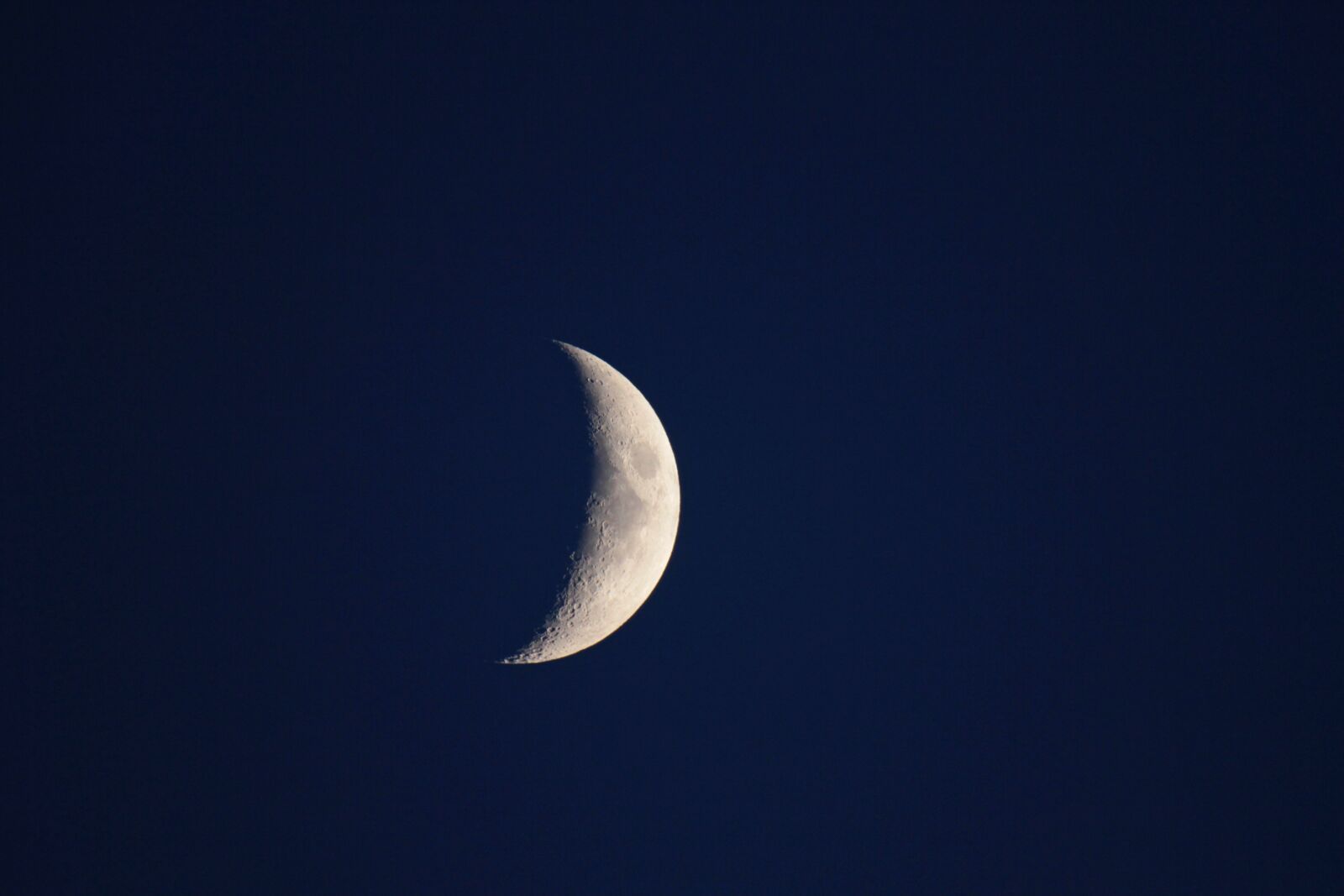 Canon EOS 7D + 150-600mm F5-6.3 DG OS HSM | Sports 014 sample photo. Moon, crescent moon, sky photography