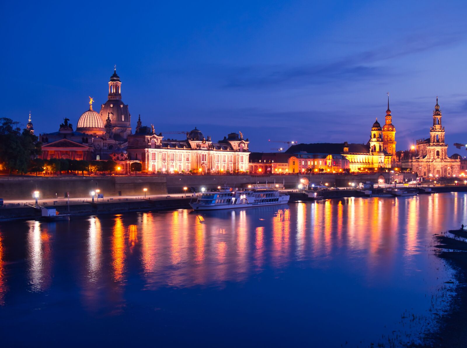 Panasonic Lumix DMC-GX8 sample photo. Dresden, blue hour, historic photography
