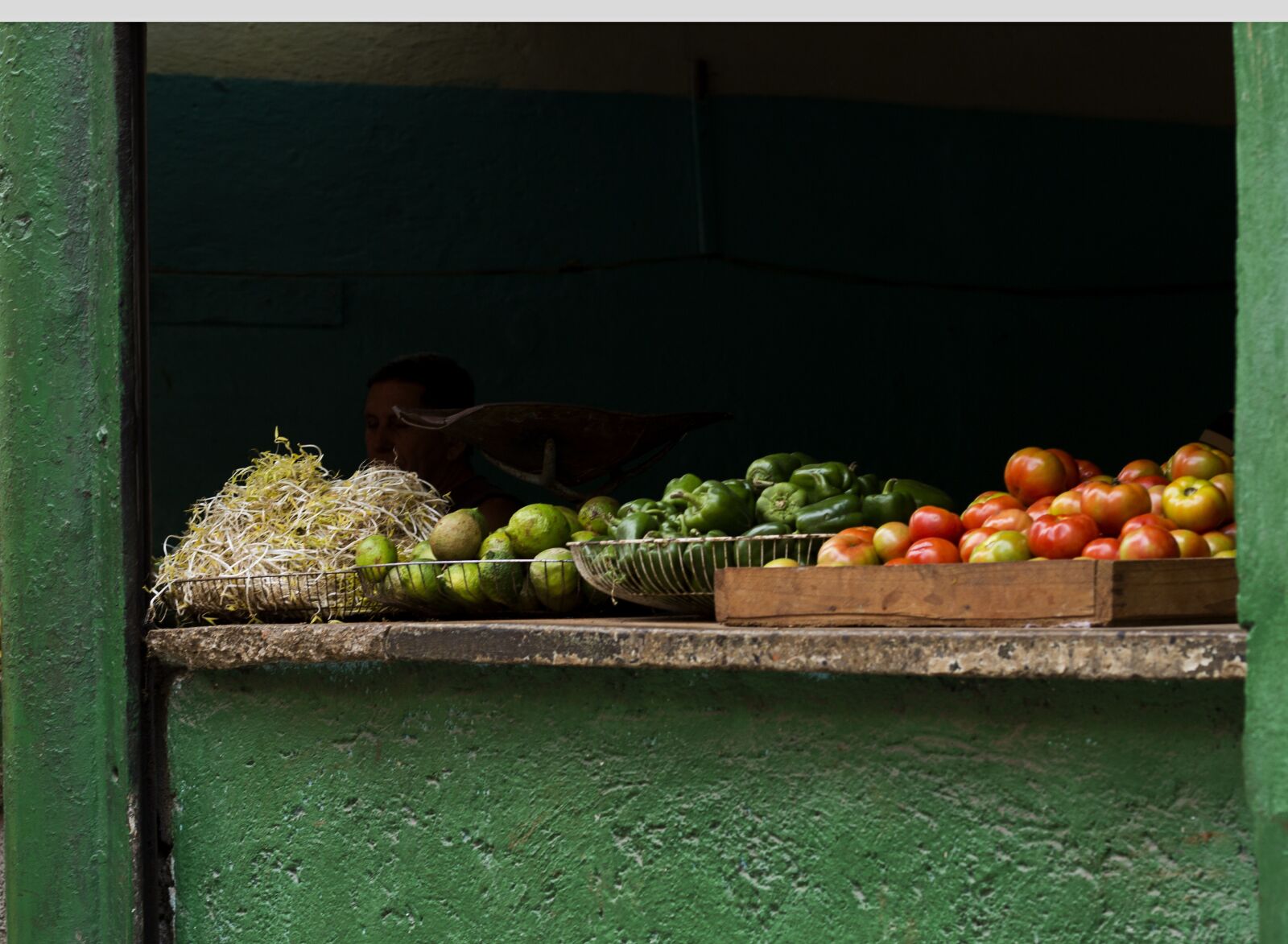 Canon EOS 60D + Canon EF 50mm F1.8 II sample photo. Shop cuban, life in photography