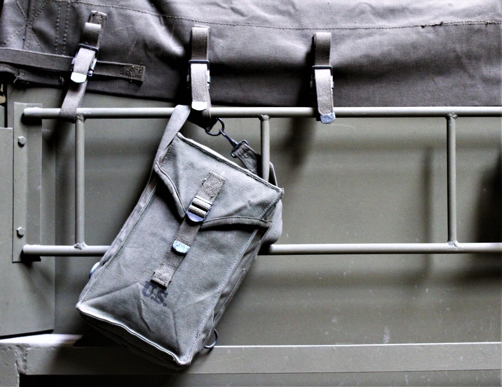 Canon EOS 1300D (EOS Rebel T6 / EOS Kiss X80) sample photo. Company, industry, bag photography