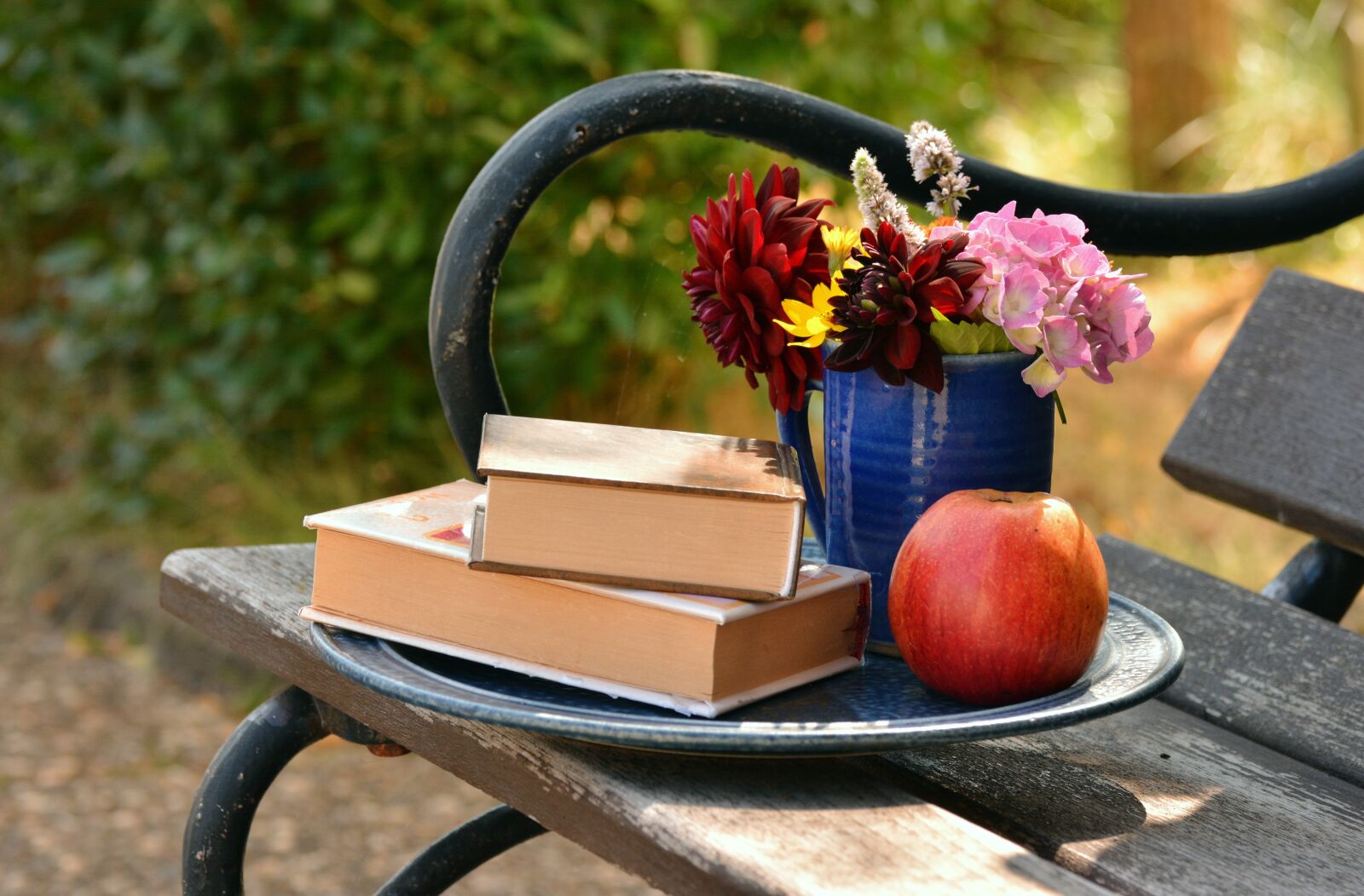 Nikon D5200 sample photo. Books, read, bouquet photography