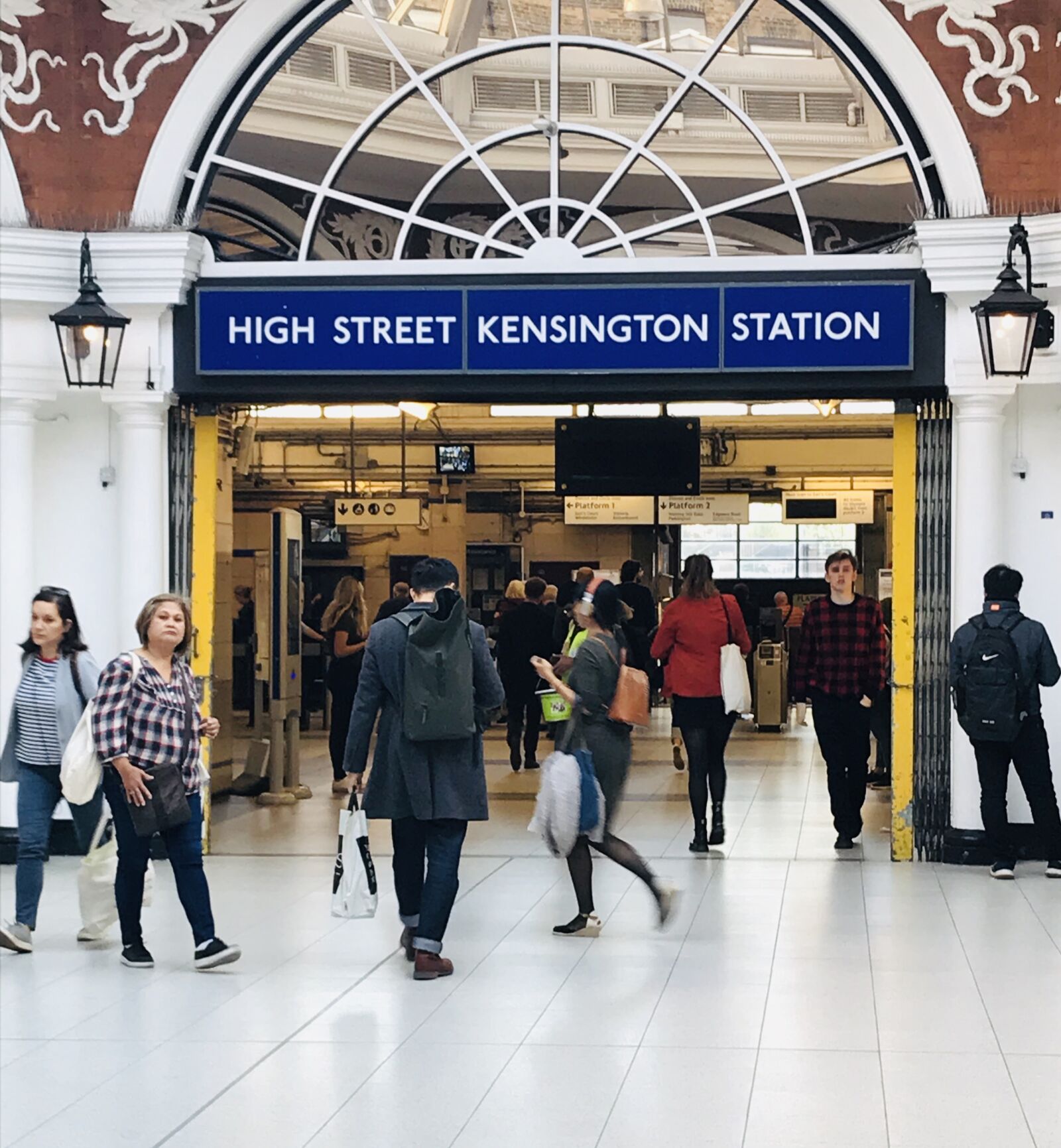 iPhone 7 back camera 3.99mm f/1.8 sample photo. London, train, transport photography