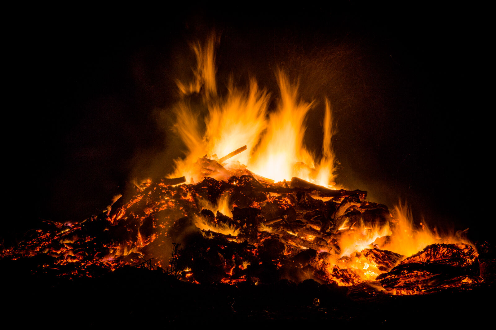 Sony DT 35mm F1.8 SAM sample photo. Night, fire, easter, heat photography