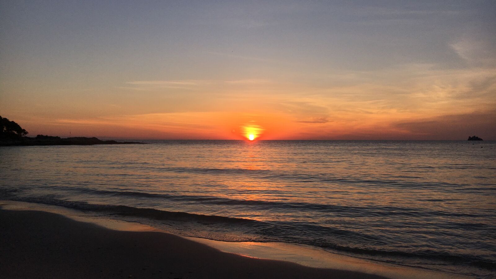 iPhone 6s back camera 4.15mm f/2.2 sample photo. Sunrise, thailand, koh samet photography