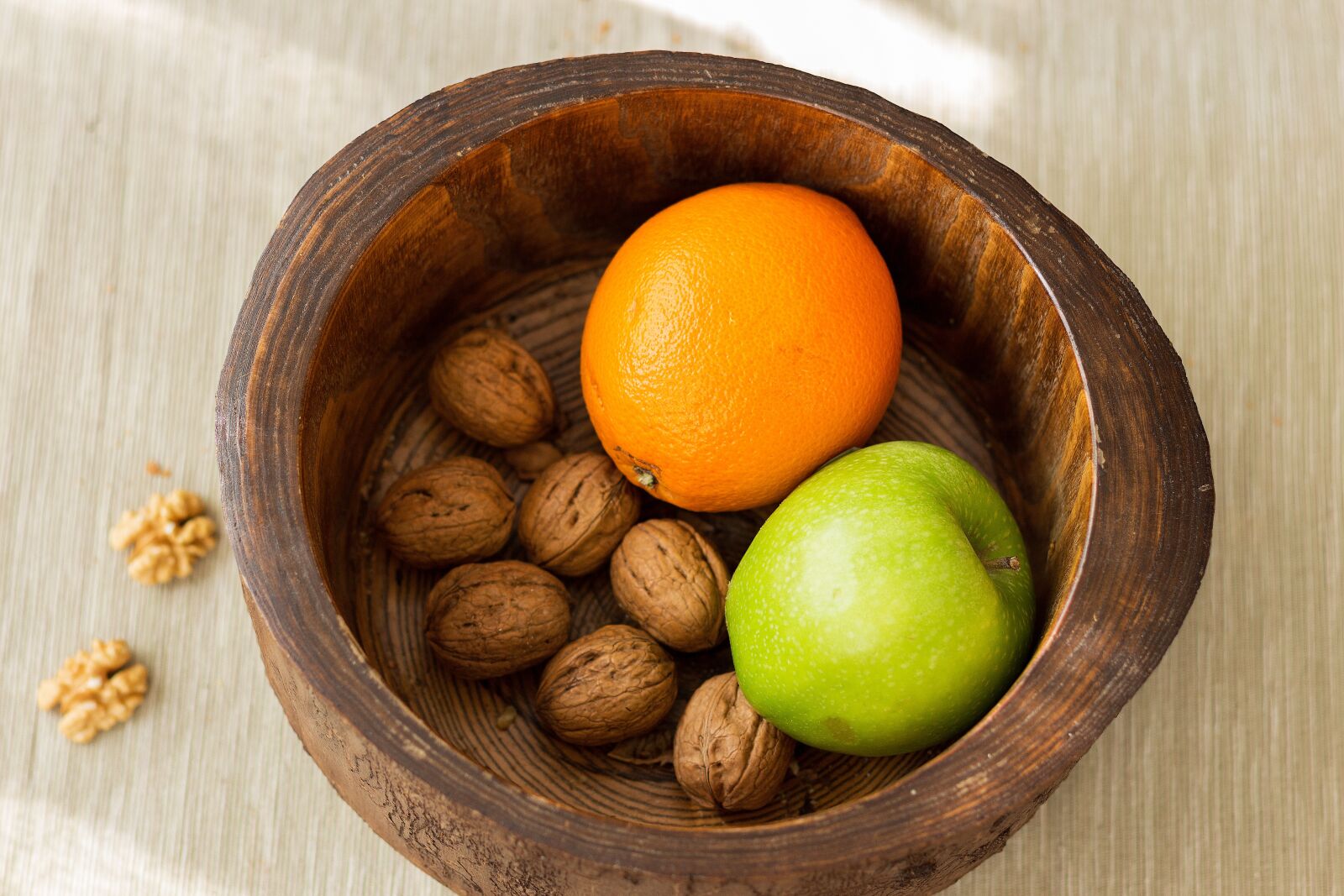 Canon EOS 700D (EOS Rebel T5i / EOS Kiss X7i) + Canon EF 50mm F1.8 II sample photo. Walnut, kitchen, food photography
