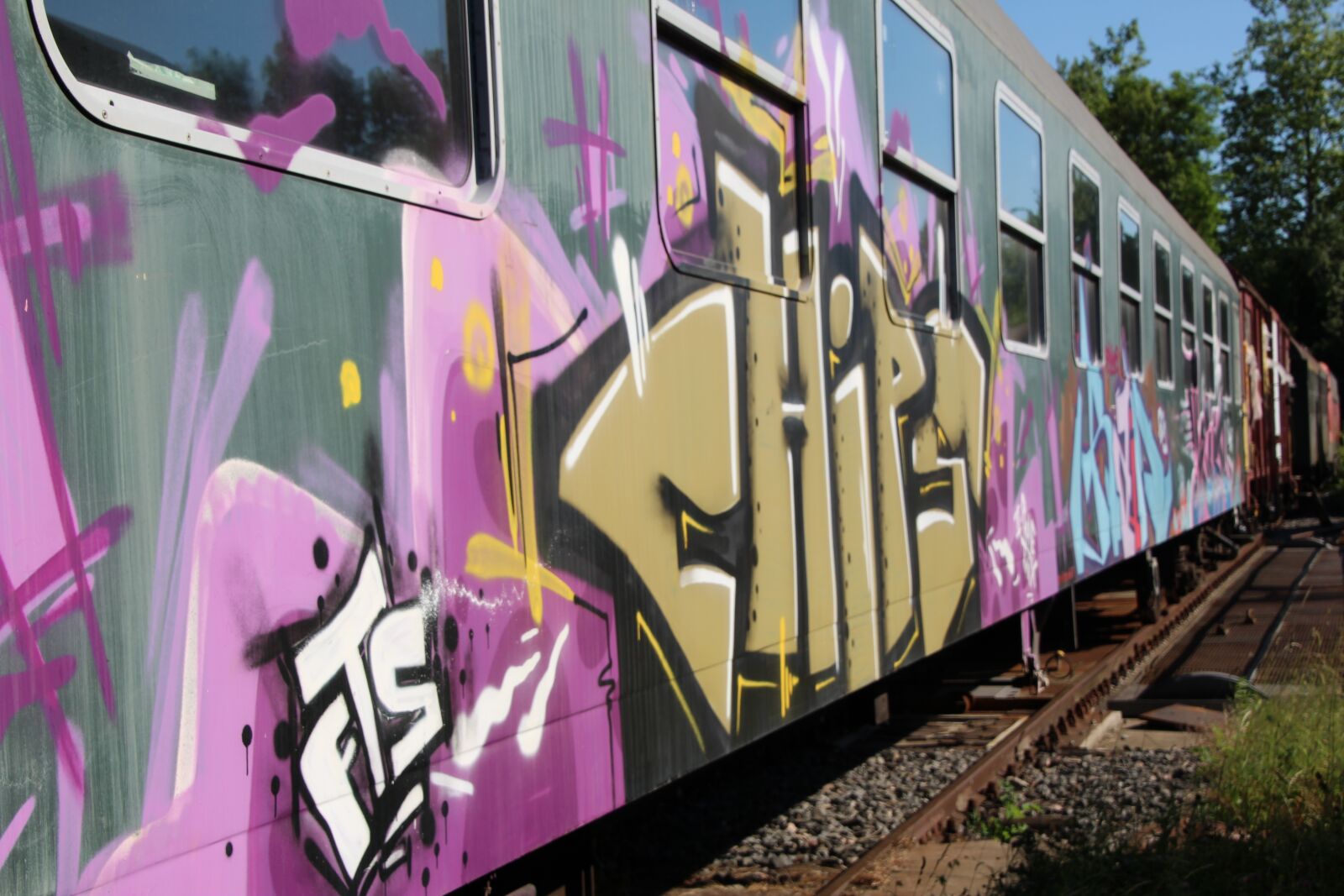Canon EOS 1200D (EOS Rebel T5 / EOS Kiss X70 / EOS Hi) sample photo. Wagon, grafitti, railway photography