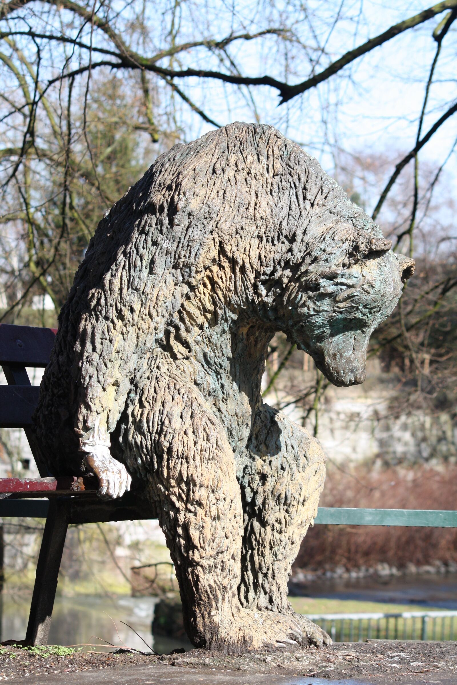 Canon EOS 450D (EOS Rebel XSi / EOS Kiss X2) sample photo. Sculpture, bear, park photography