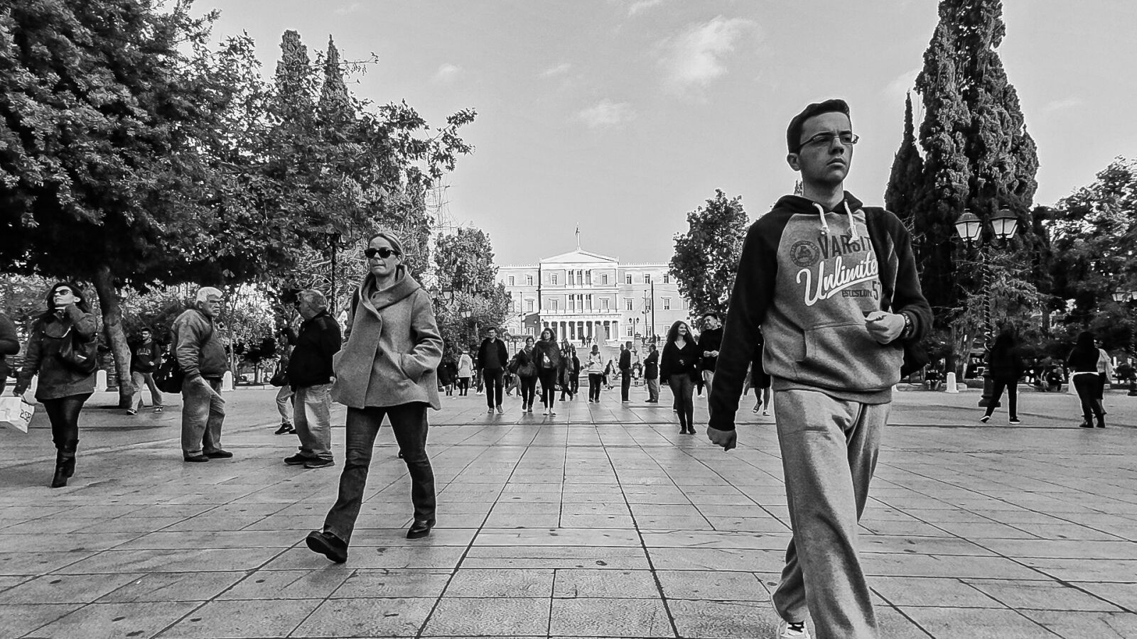 Sony Cyber-shot DSC-HX9V sample photo. Black and white, street photography