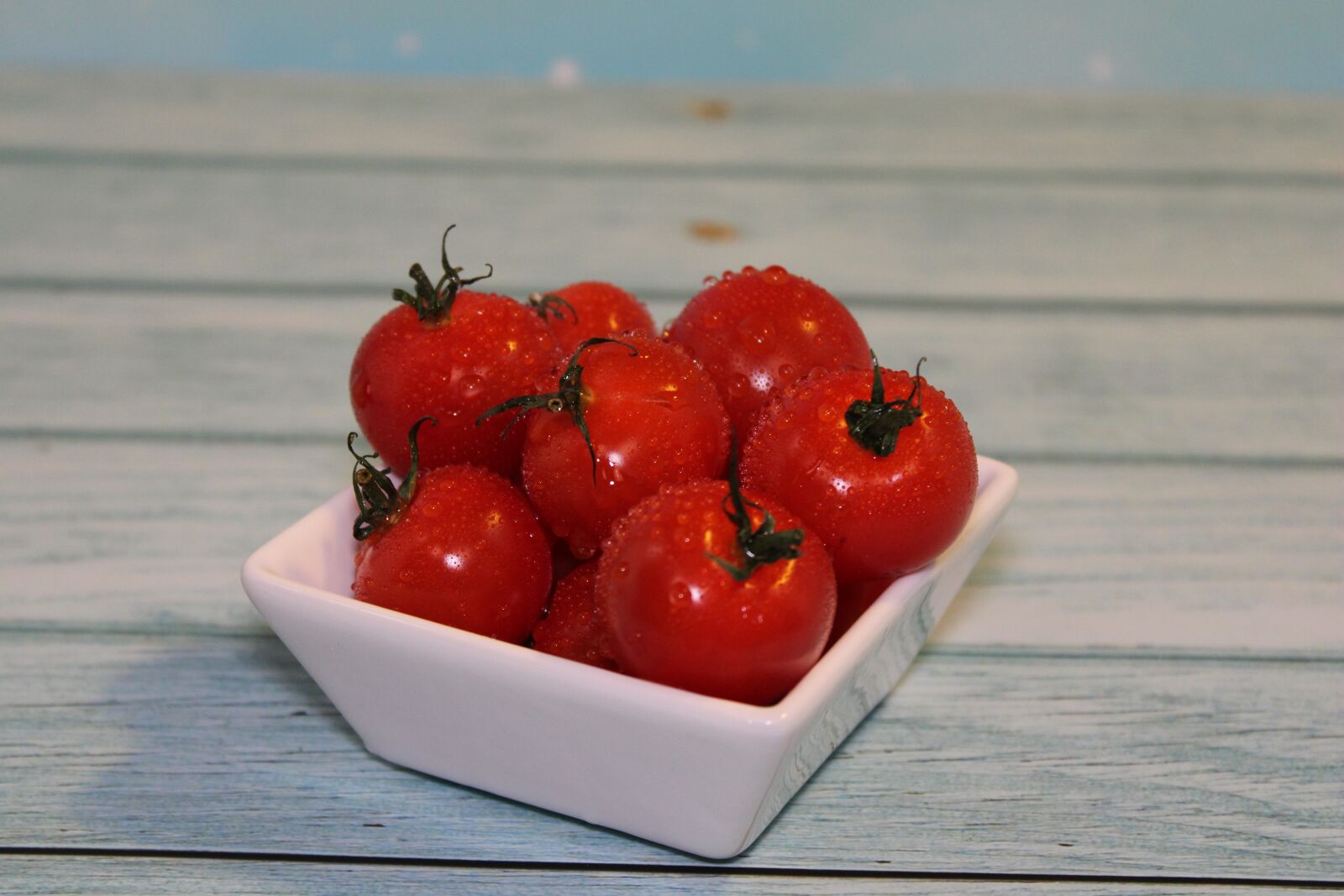 Canon EOS 2000D (EOS Rebel T7 / EOS Kiss X90 / EOS 1500D) sample photo. Red, tomatoes, vegetables photography