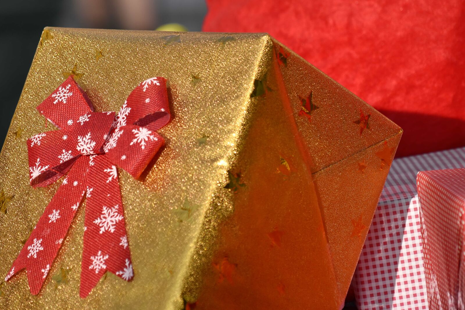 Nikon D5500 sample photo. Box, gift, golden glow photography