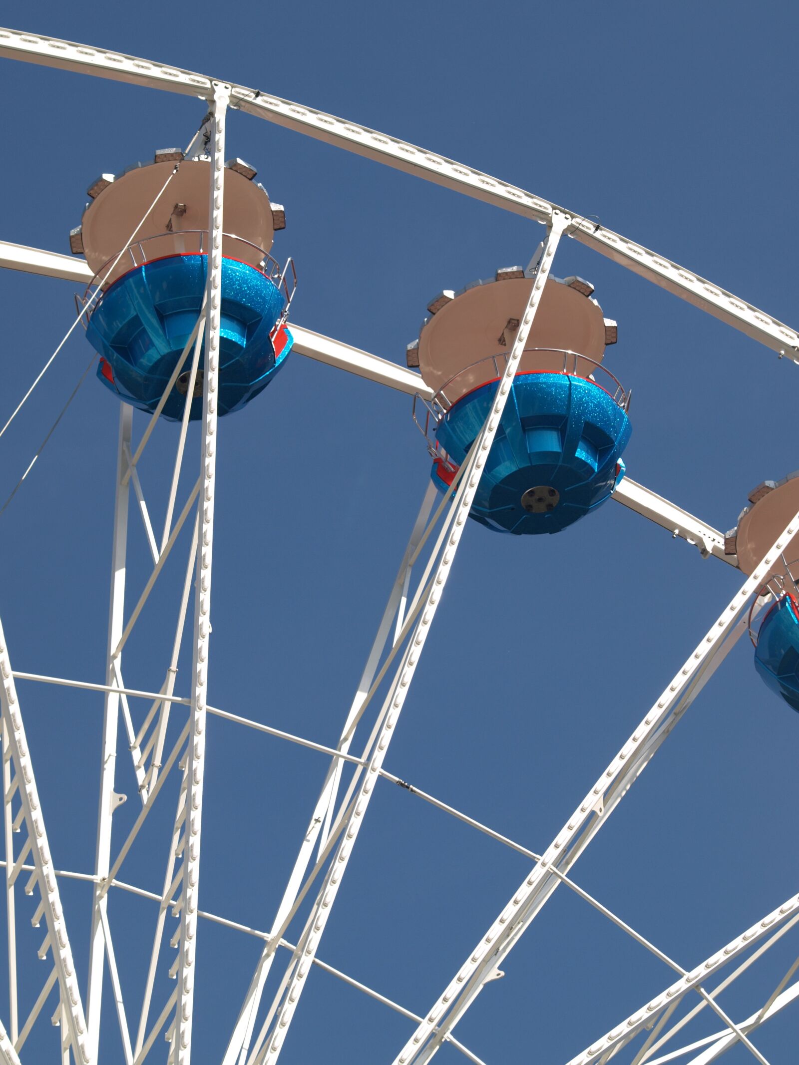 Olympus E-510 (EVOLT E-510) sample photo. Ferris wheel, gondola, fair photography