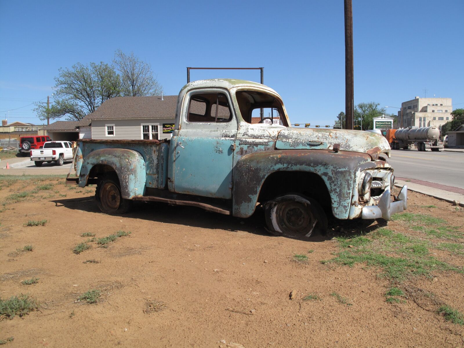 Canon PowerShot G10 sample photo. Abandoned truck, leave, car photography