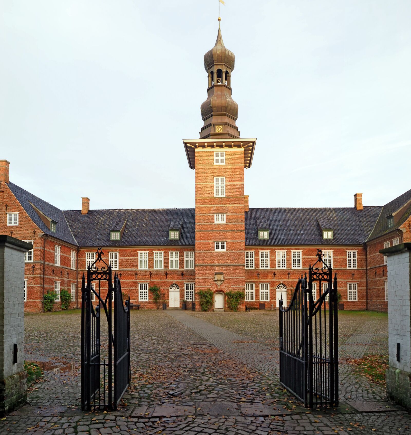 Olympus OM-D E-M10 sample photo. Castle, husum castle, dutch photography