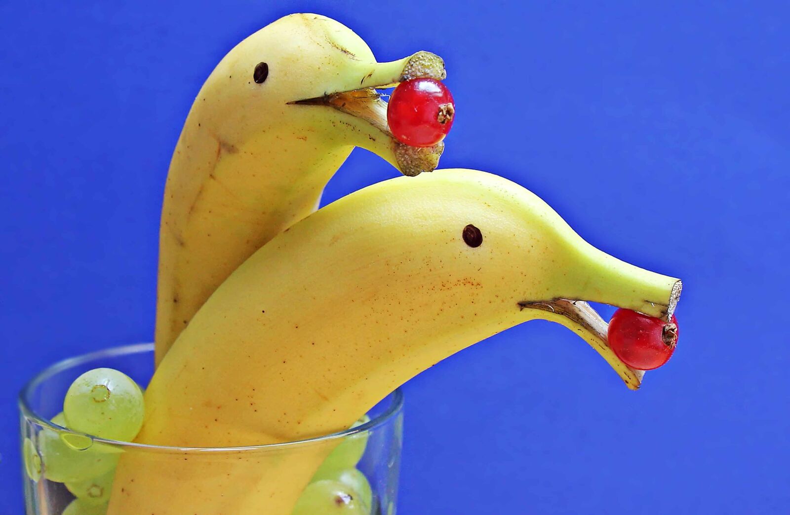 Canon EOS 550D (EOS Rebel T2i / EOS Kiss X4) sample photo. Glass, decoration, food, banana photography