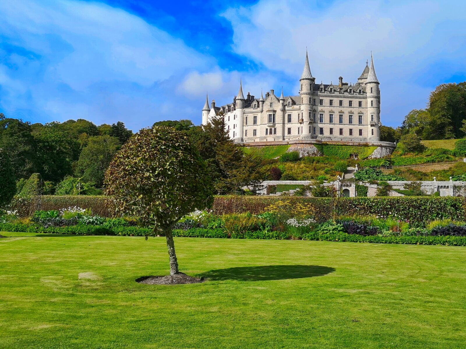 HUAWEI P20 sample photo. Dunrobin castle, scotland, imposing photography