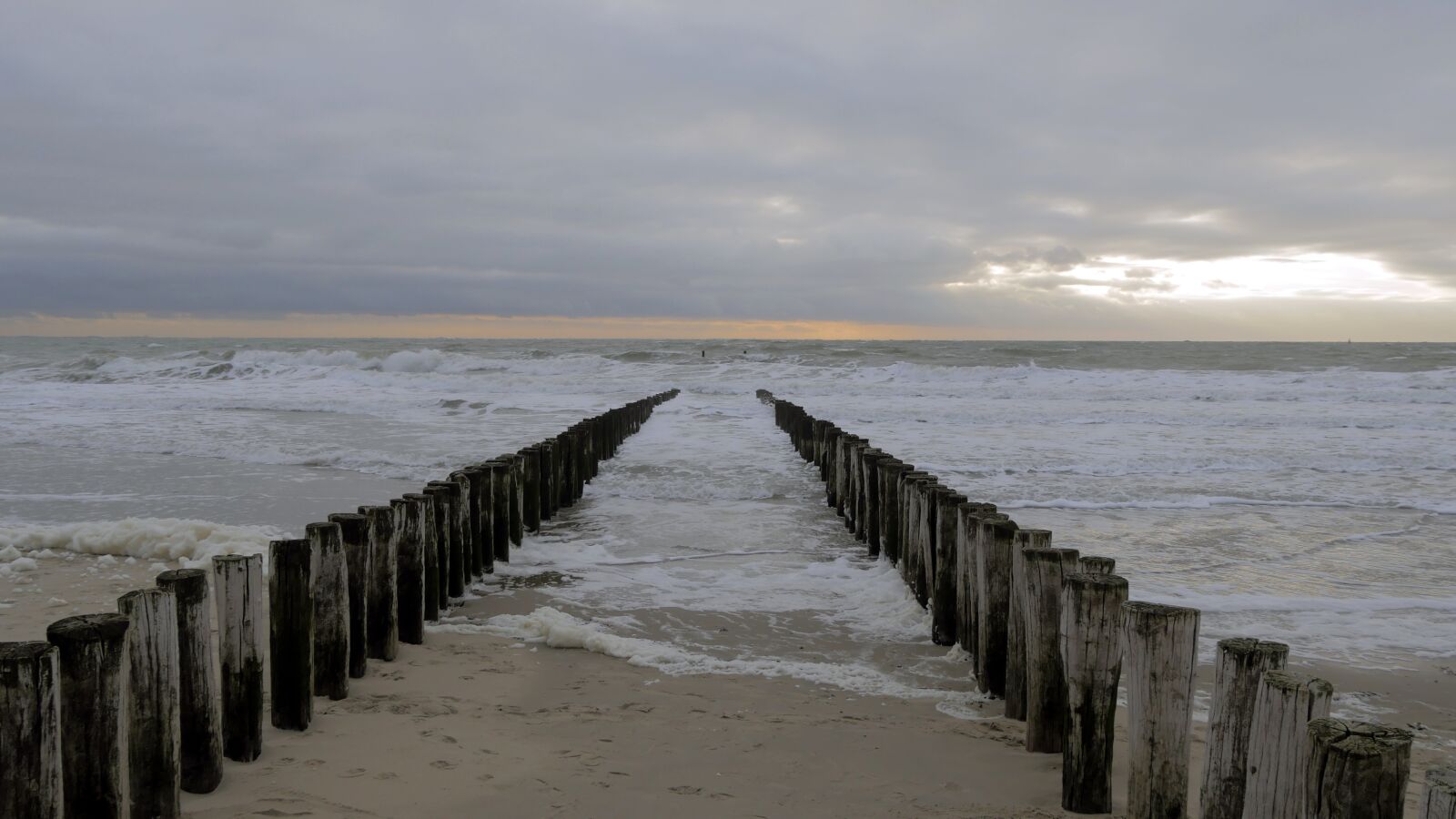 Panasonic Lumix DMC-GH4 sample photo. Holland, bollard, sea photography