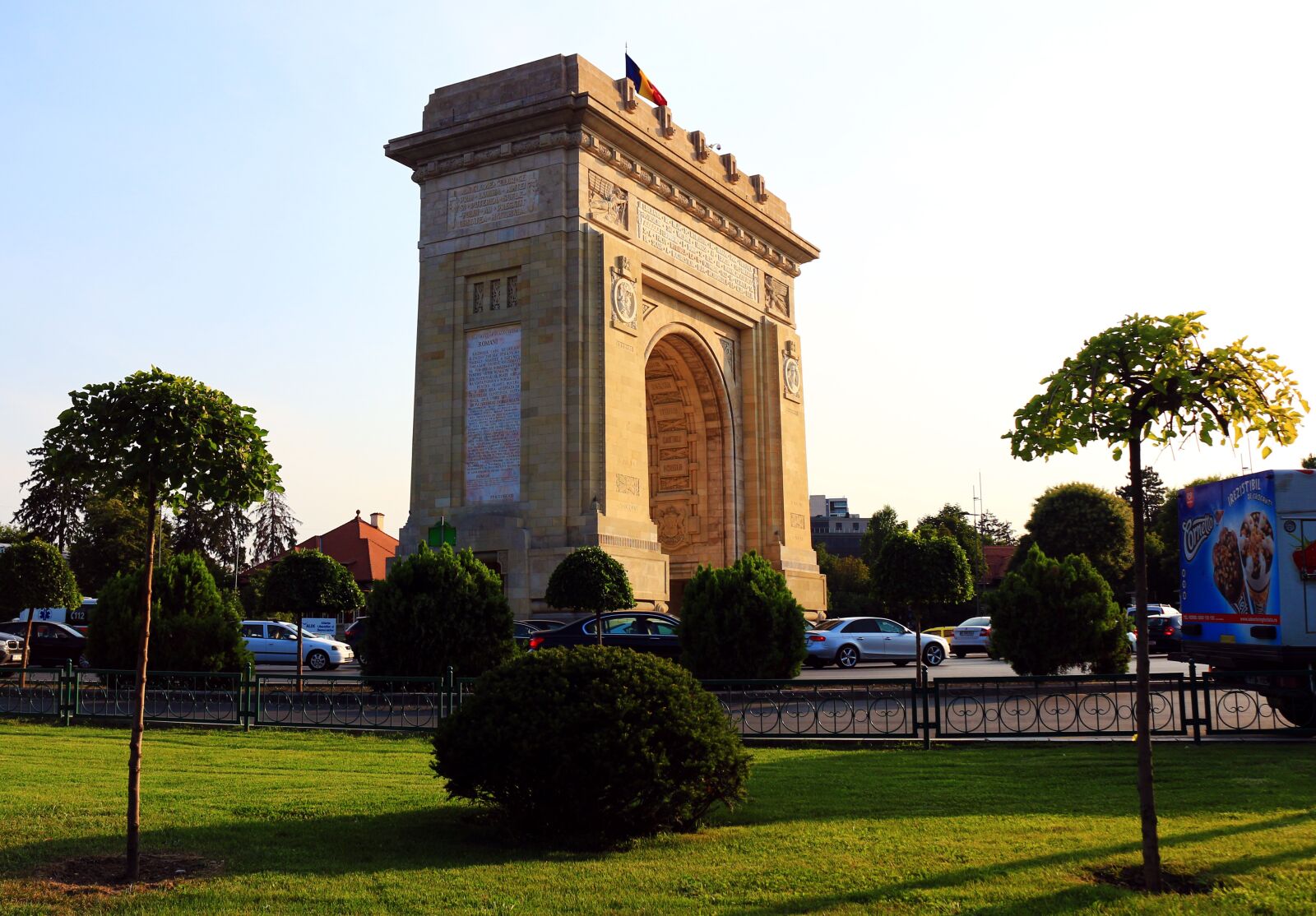 Canon EOS 100D (EOS Rebel SL1 / EOS Kiss X7) sample photo. Bucharest, arc de triomphe photography