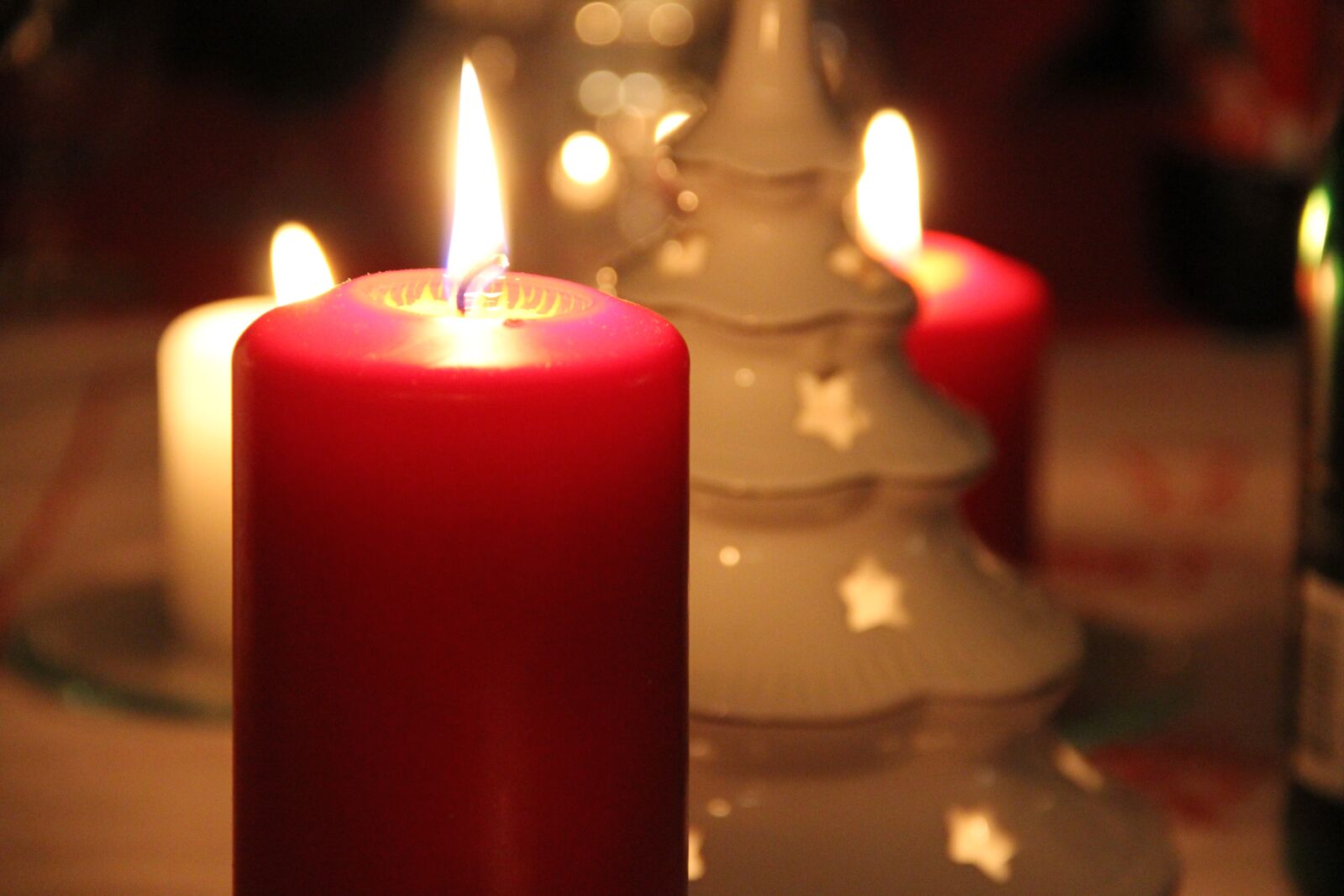 Canon EF-S 18-135mm F3.5-5.6 IS sample photo. Light, christmas lights, red photography