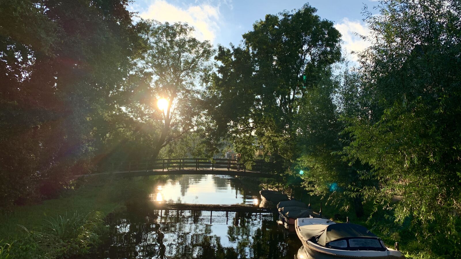 iPhone XR back camera 4.25mm f/1.8 sample photo. Water, mirroring, nature photography