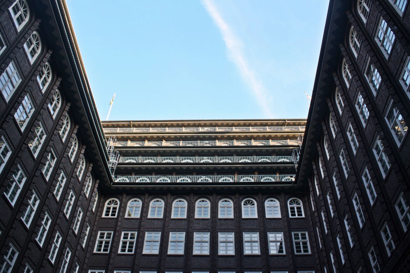 Canon EOS 1000D (EOS Digital Rebel XS / EOS Kiss F) sample photo. Kontorhaus, hamburg, hamburgensien photography