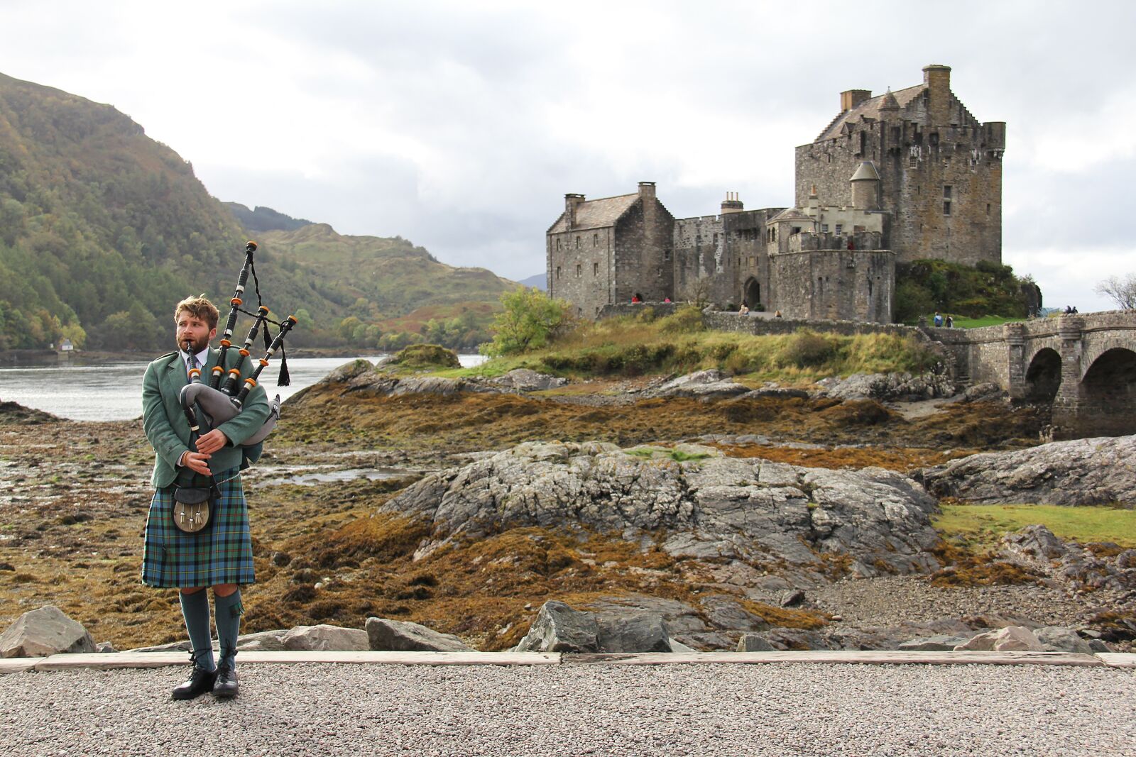 Canon EF-S 18-200mm F3.5-5.6 IS sample photo. Bagpipes, highlander, castle photography