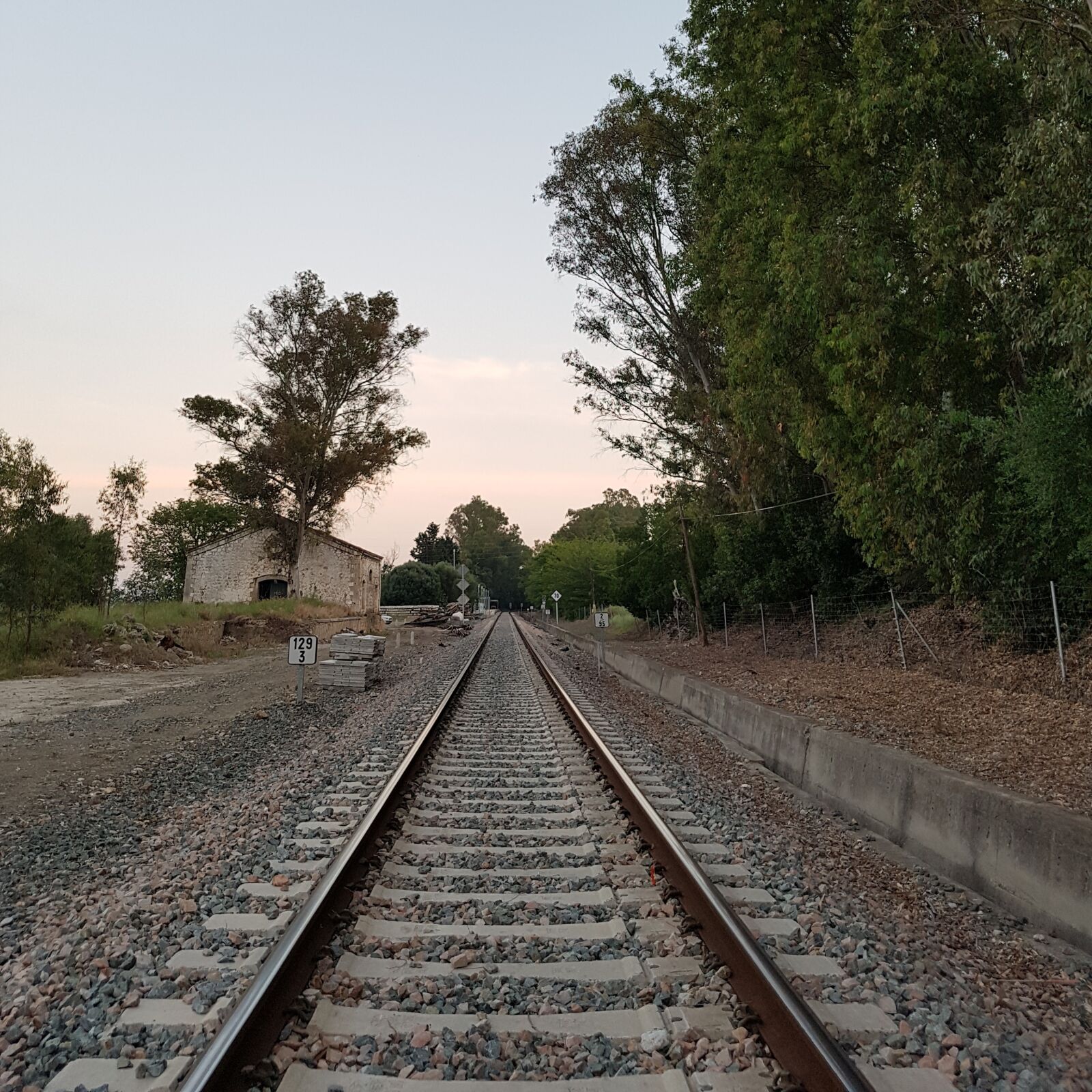 Samsung Galaxy S7 Edge sample photo. Train, pathways, travel photography