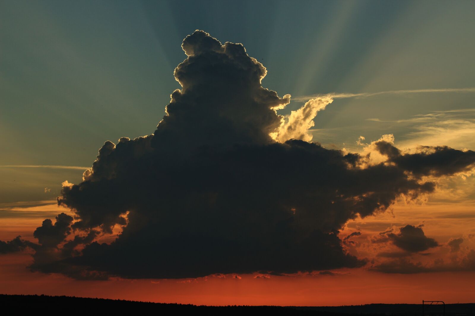 Canon EOS 700D (EOS Rebel T5i / EOS Kiss X7i) sample photo. Thundercloud, backlighting, threatening photography
