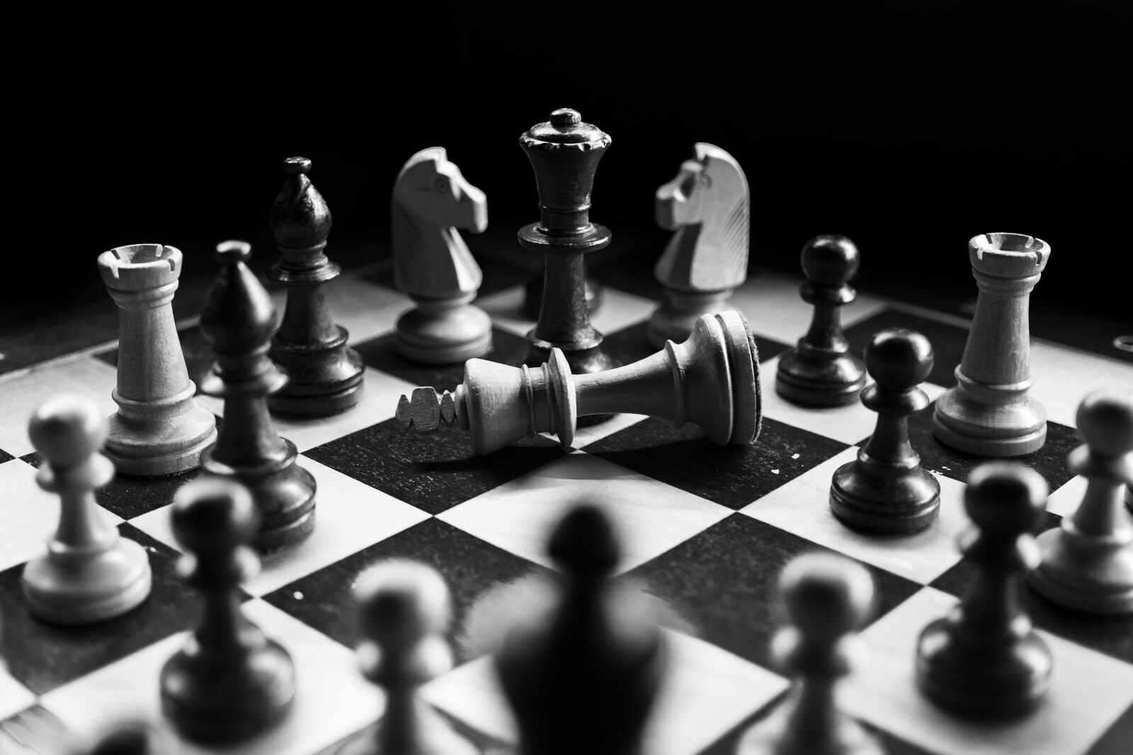 Sony a6300 + Sigma 30mm F2.8 EX DN sample photo. Chess, checkmated, chess pieces photography