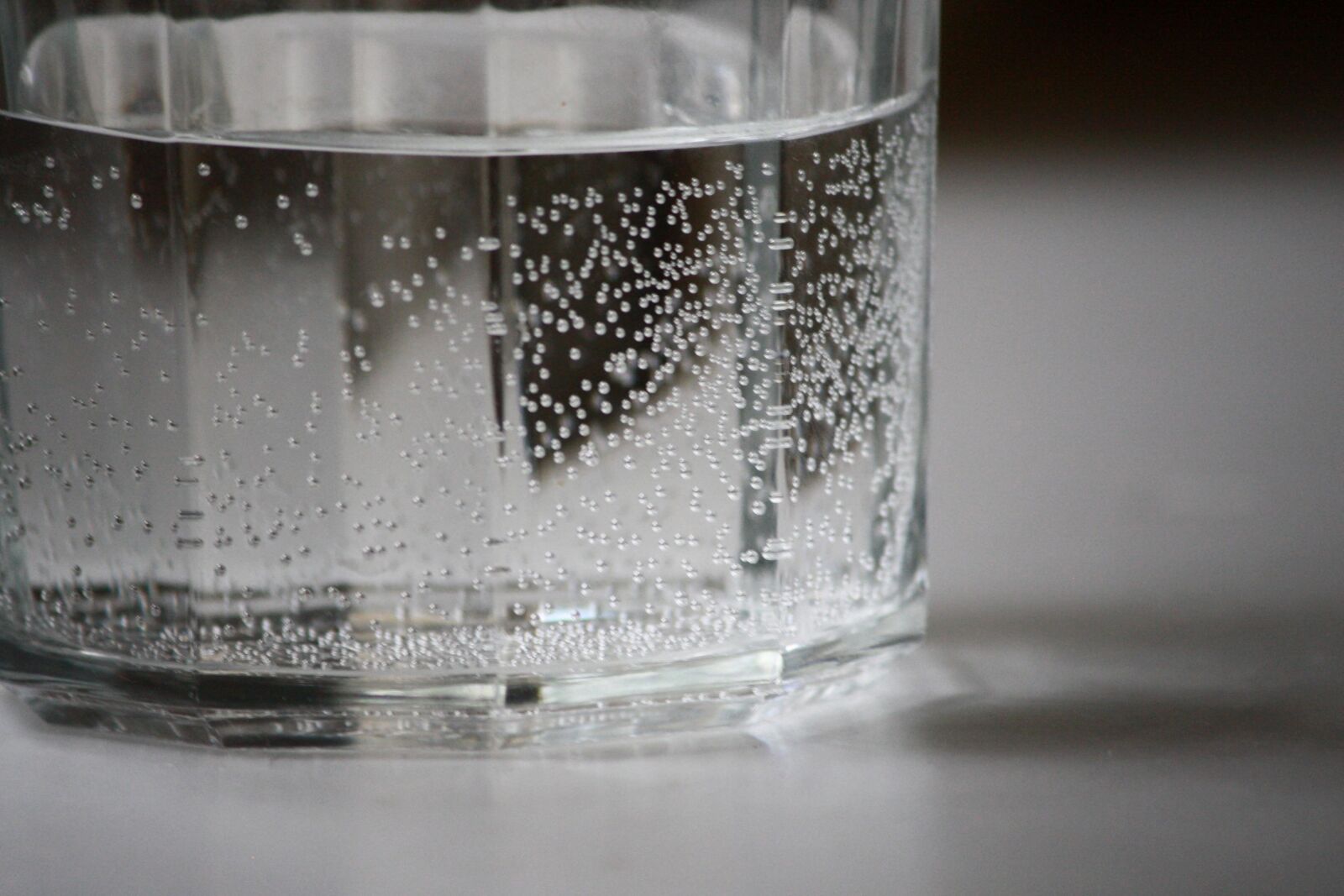 Canon EOS 1000D (EOS Digital Rebel XS / EOS Kiss F) + f/4-5.6 IS II sample photo. Water bubbles, glass, fresh photography