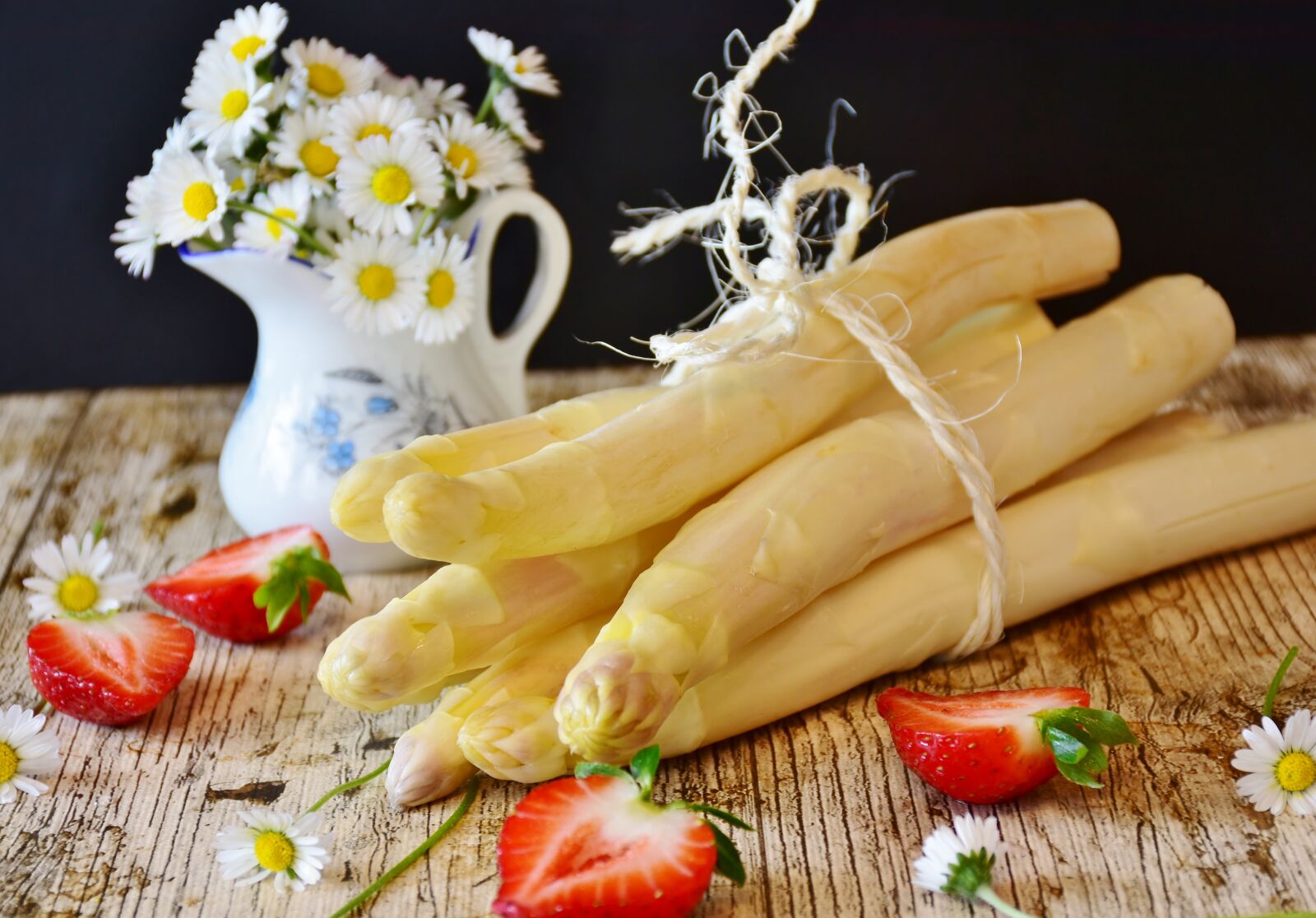 Nikon D7200 sample photo. Asparagus, strawberries, spring photography
