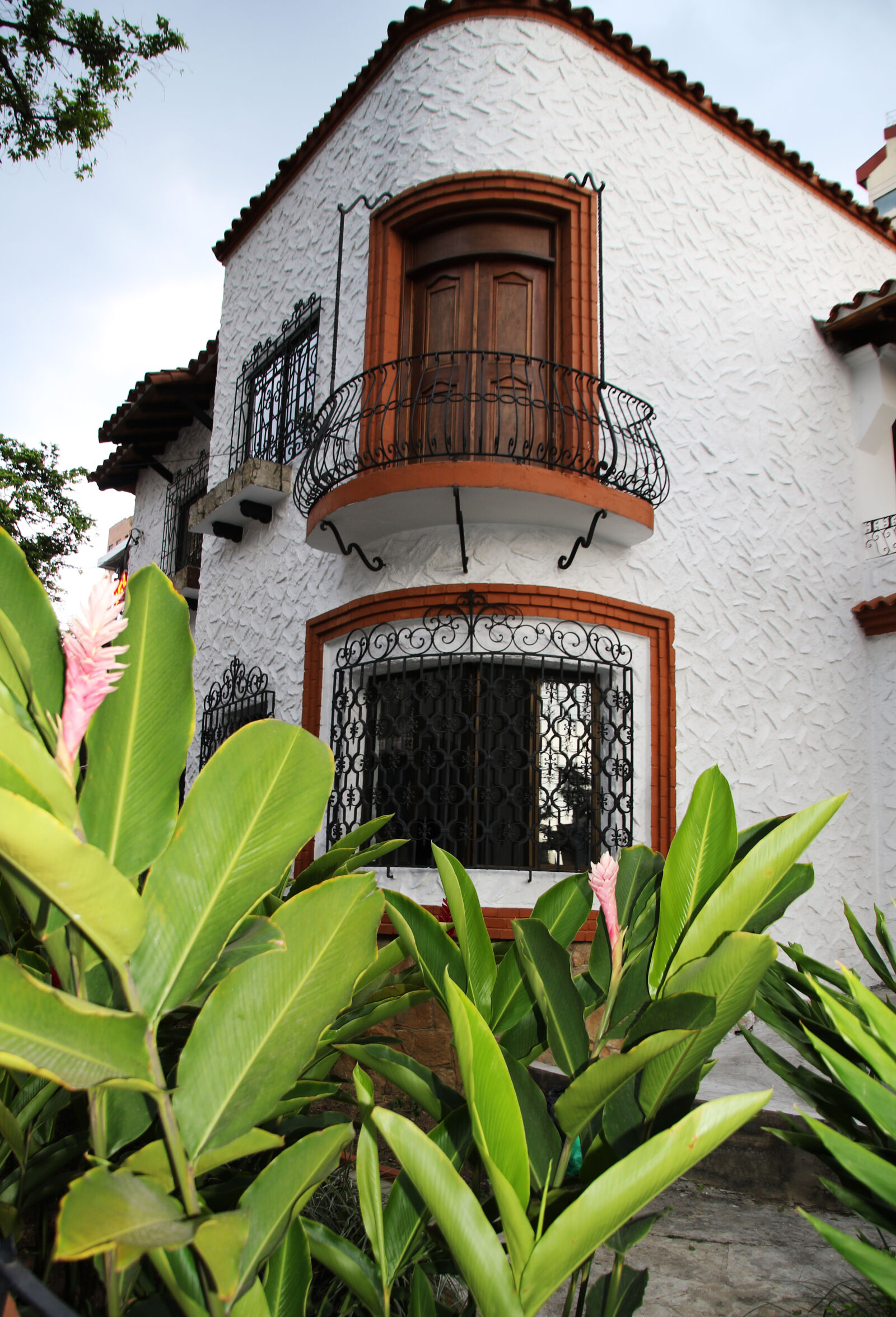Canon EOS 7D Mark II sample photo. Building, city, flower, garden photography