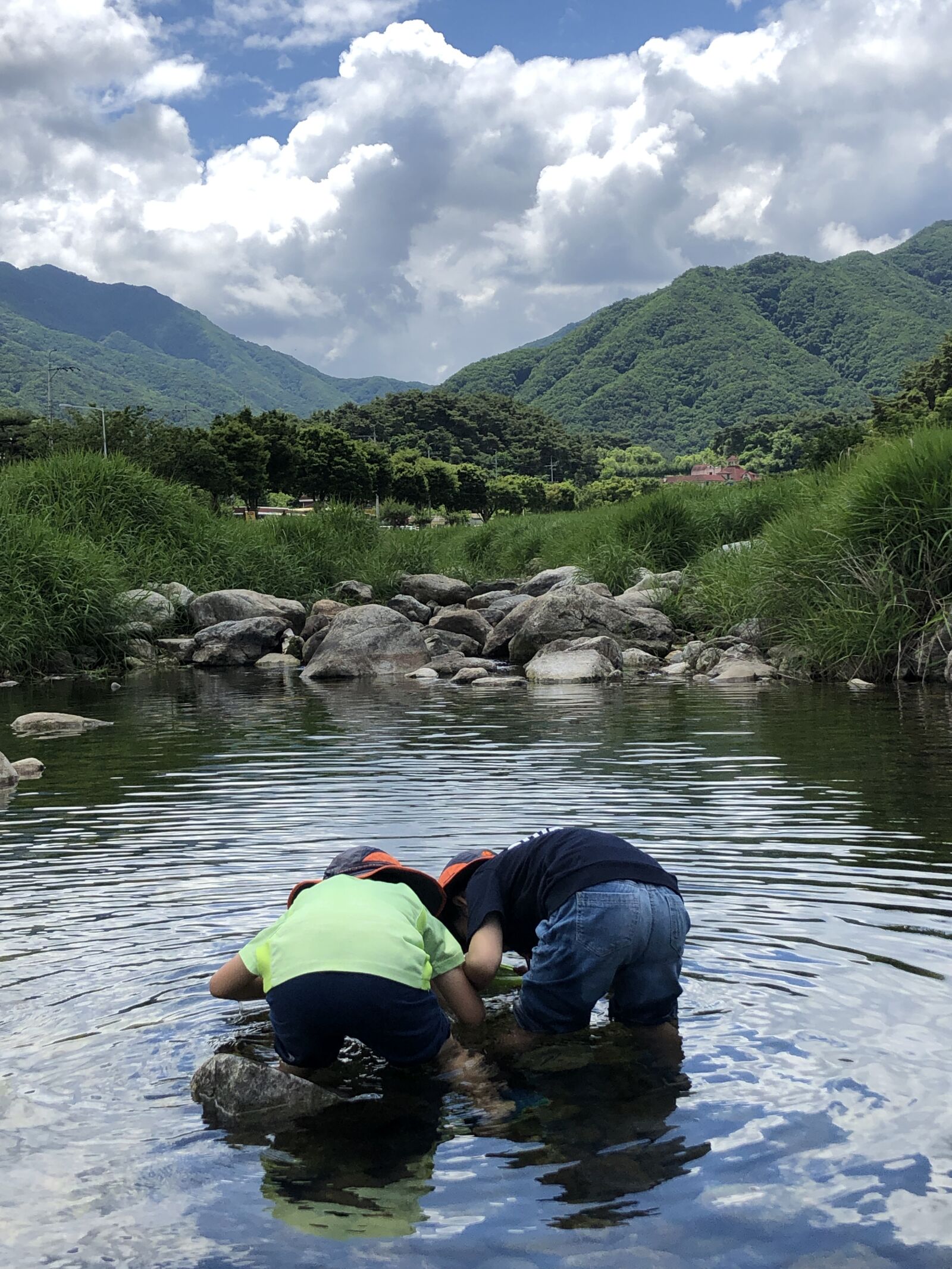 iPhone X back dual camera 4mm f/1.8 sample photo. The creek, streams, valley photography