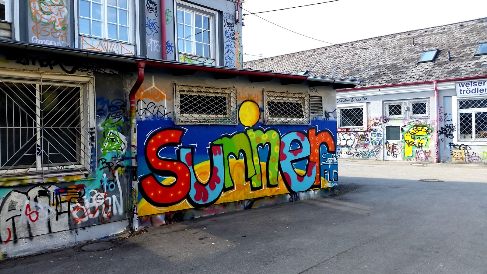 Samsung Galaxy S5 sample photo. Street, graffiti, city photography