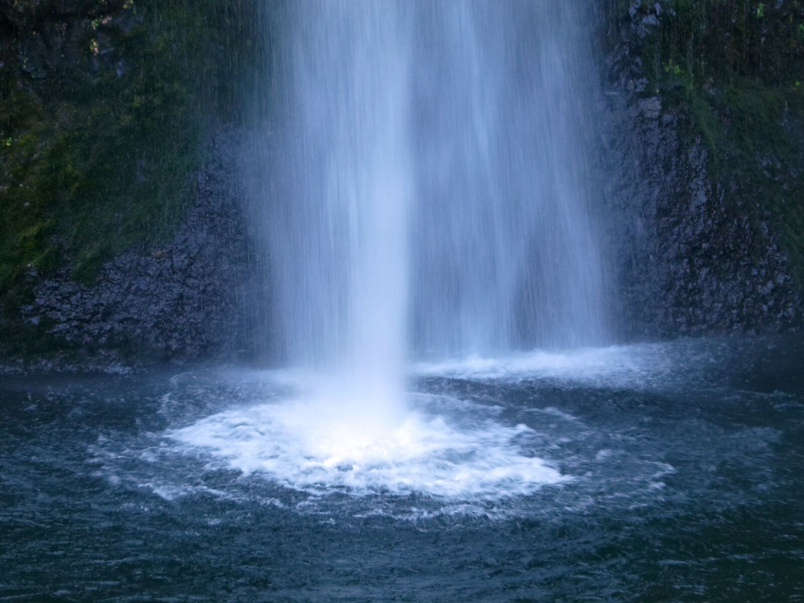 Panasonic Lumix DMC-FZ100 sample photo. Multnomah falls, mountain, water photography