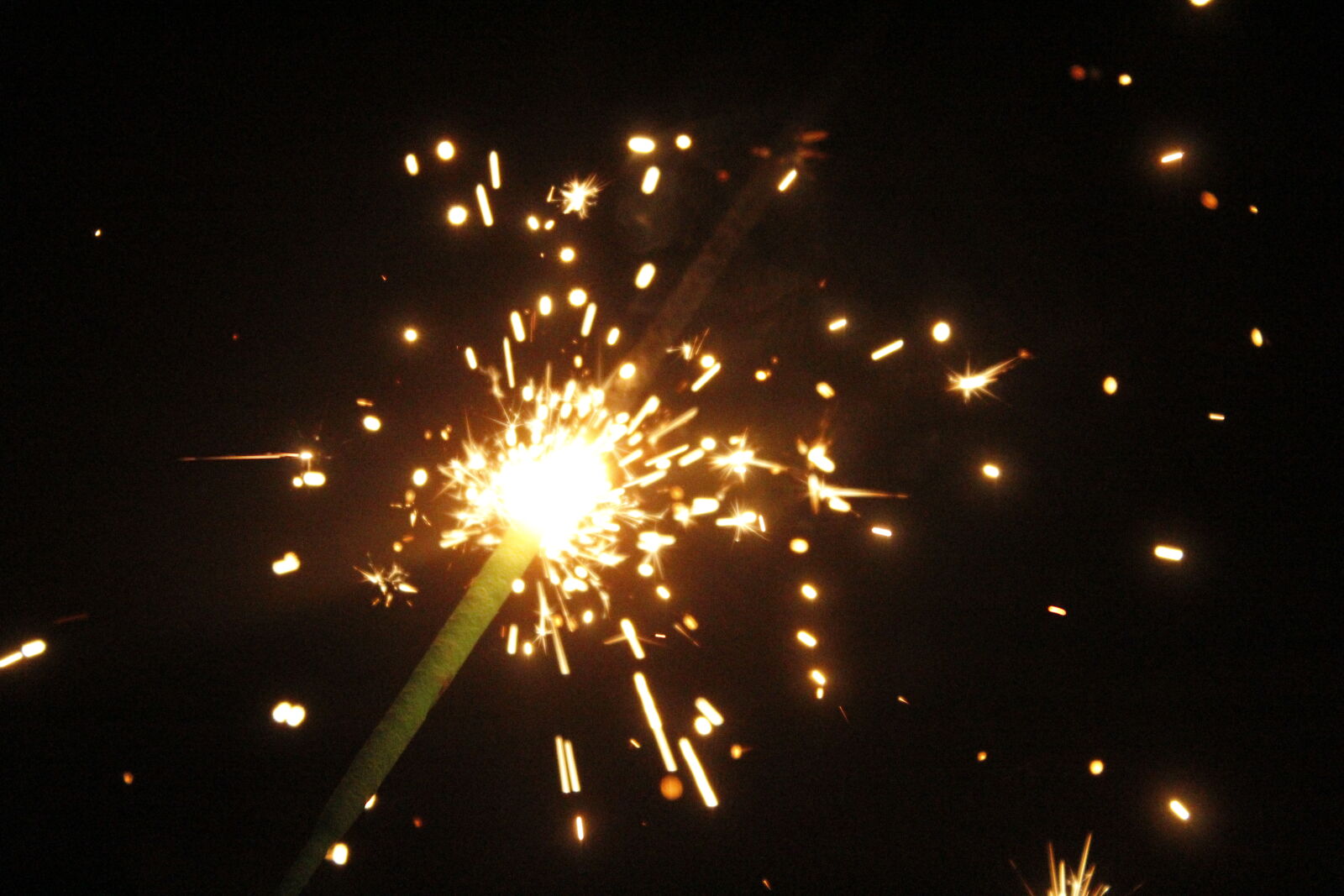 Canon EOS 1300D (EOS Rebel T6 / EOS Kiss X80) sample photo. Light, night, dark, party photography