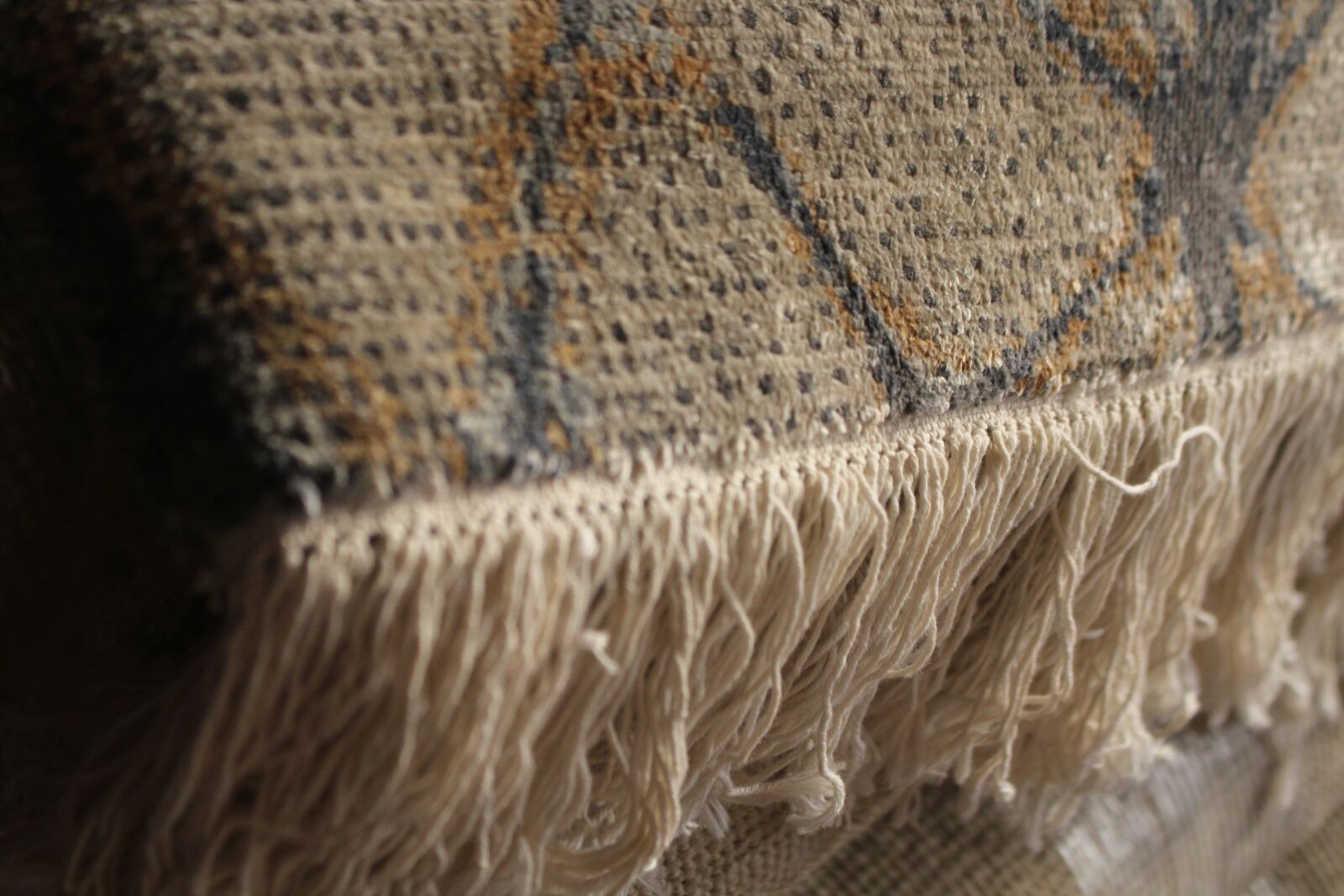 Canon EOS 1200D (EOS Rebel T5 / EOS Kiss X70 / EOS Hi) sample photo. Fringes, carpet, fringe photography