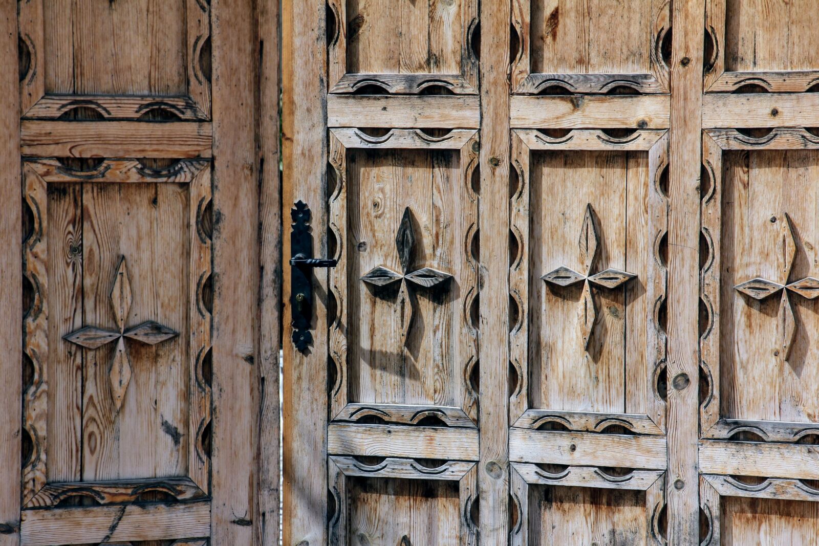 Canon EOS 60D sample photo. Door, ornament, wooden door photography